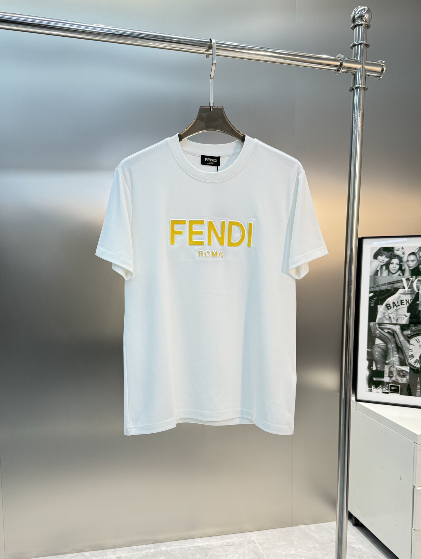 ️FEND*芬-迪24S秋冬男士打底圆领加厚短袖经典基础款！！经典黄色字母烫画设计.立体凸凹感双层工艺.