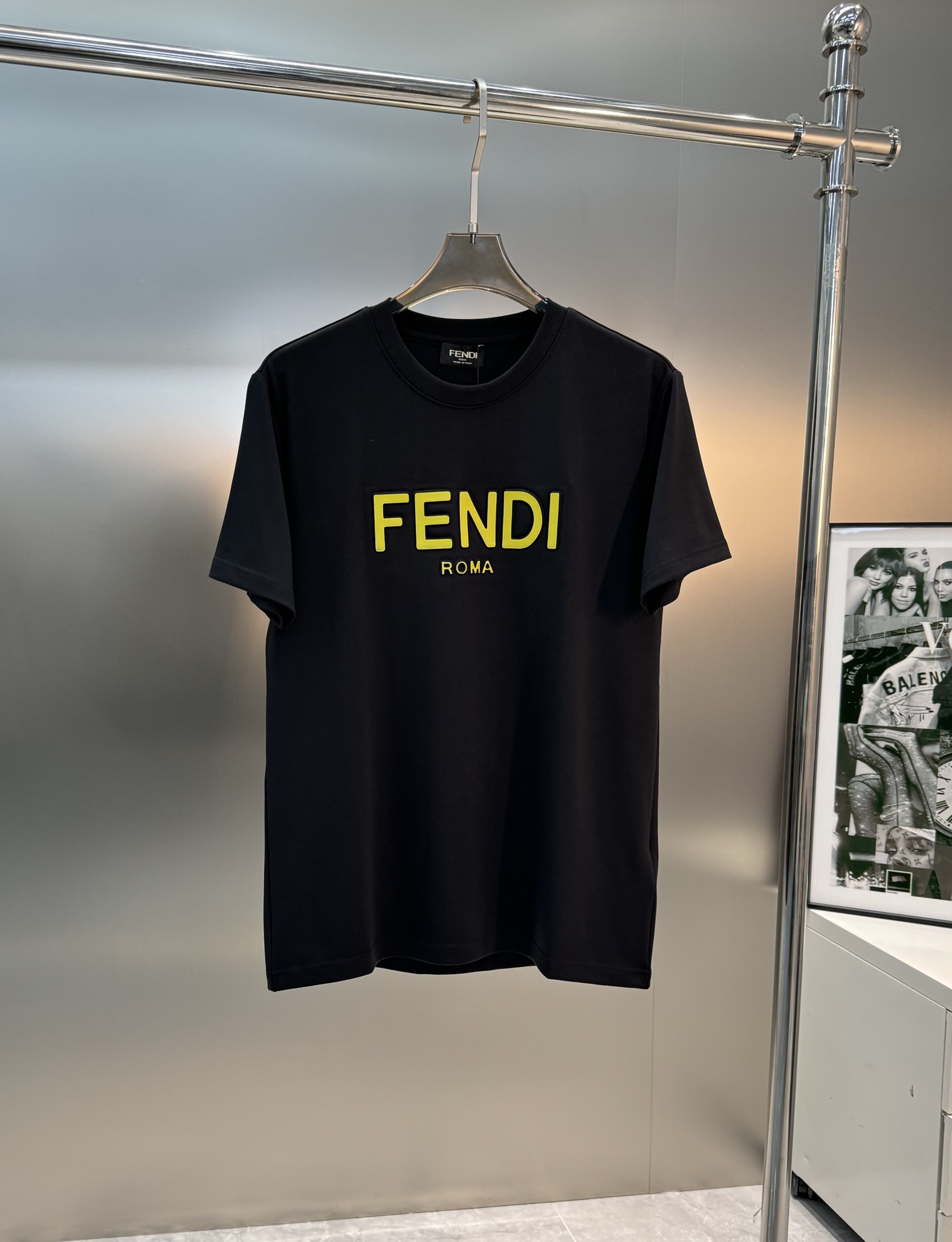 ️FEND*芬-迪24S秋冬男士打底圆领加厚短袖经典基础款！！经典黄色字母烫画设计.立体凸凹感双层工艺.