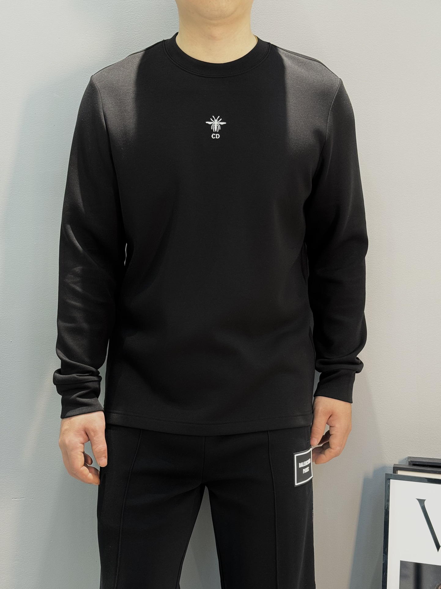 NO:123806,Dio*r.Di-Ao 24a autumn and winter new thickened base T-shirt. Long-sleeved style!  Injected into the brand's classic style and show extraordinary style attitude... It uses 320 grams of cotton mo fabric, which is close to the body and skin-friendly and comfortable. This chest bee CD embroidery embroidery is recommended. Recommended for popular products!  It has won the favor of many celebrities and internet celebrities, recommended!  The color is black, white, and the code number S-3XL (4Xl can be customized) has a large style!  175/145 jin suggest L,dior,tees,t-shirt,alexander wang19860909Dio*r.迪-奥24a秋冬新款加厚打底T恤.长袖款！注入品牌经典格调,一展不凡风格态度……采用320克棉莫面料,贴身超级亲肤舒适.此款胸口小蜜蜂CD绣花刺绣.爆款推荐！获得超多明星网红青睐,推荐！颜色黑色.白色.码数S-3XL（4Xl可订做）版型偏大！175/145斤建议L,,dior,tees，t-shirt,alexander wang,Men's clothing