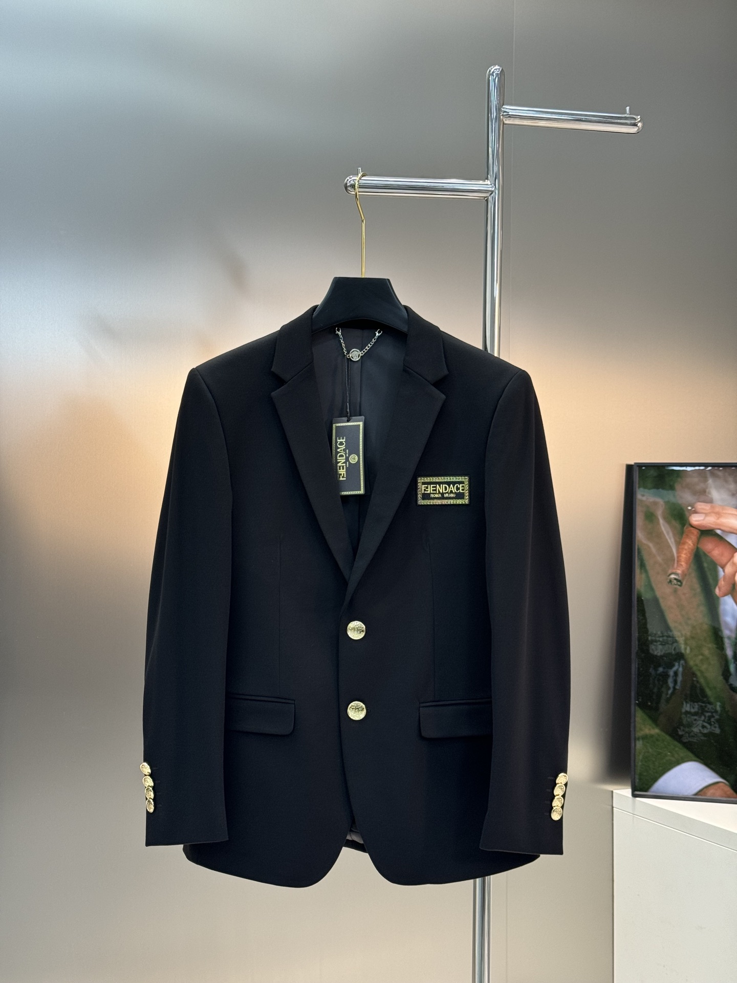 NO:912829,FEND* co-branded versac*24s new casual suit jackets are recommended for orders from foreign trade companies!  Exquisite embroidery craftsmanship on the chest. High-end feel!  Imported original four-sided elastic fabric, straight and drapey, the whole piece of clothing has been machined neatly and neatly, and all hardware buttons and accessories are top-notch accessories with logos supplied by customers. At first glance, it is a high-end fabric. This fabric is all custom-woven!  Good products from regular big manufacturers!  Very practical. Size M-3XL (4XL can be customized) Slim fit/150 catties recommended XL, fendi, versace, jackets & coats,19860909FEND*联名versac*24s新款休闲西服外套精品推荐外贸公司订单！胸口精致绣花工艺.高级感强！进口原版天眼布四面弹布料,笔挺垂感十足,整件衣服车工走线整齐平整,所有五金纽扣附料都是客供带logo顶级配件.一看就是高档的面料.这种面料都是定织的！正规大厂途径出来的好货！实用性很强.码数M-3XL（4XL可定做）修身版型/150斤建议XL,,fendi,versace,jackets & coats,,Men's clothing