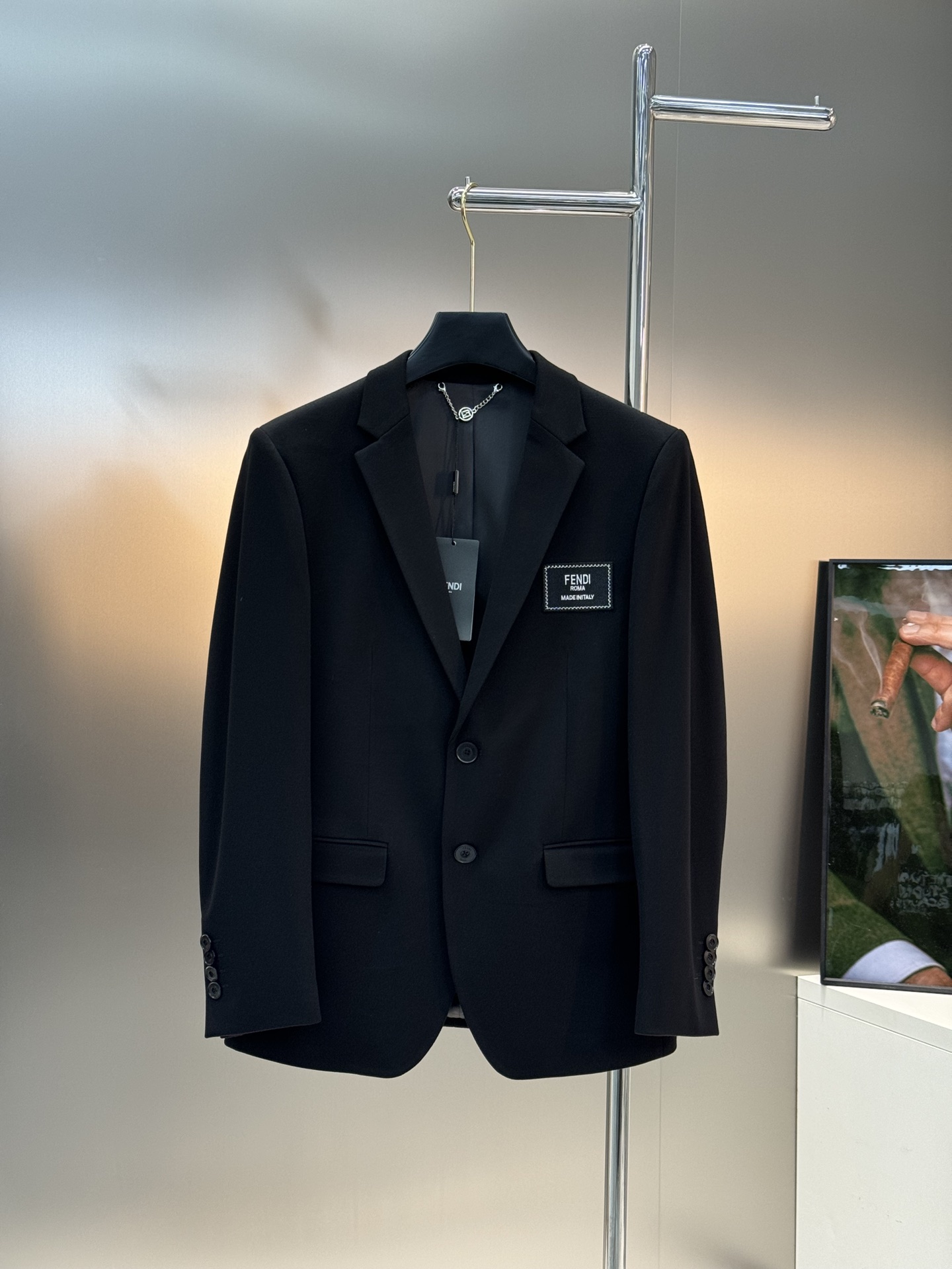 NO:912826,FEND*24s new casual suits are recommended for orders from foreign trade companies!  Exquisite 3D embroidery craftsmanship on the chest. High-end feel!  Imported original four-sided elastic fabric, straight and drapey, the whole piece of clothing has been machined neatly and neatly, and all hardware buttons and accessories are top-notch accessories with logos supplied by customers. At first glance, it is a high-end fabric. This fabric is all custom-woven!  Good products from regular big manufacturers!  Very practical. Size M-3XL (slim fit! 4XL can be customized)/150 catties. Recommend XL, fendi,19860909FEND*24s新款休闲西服精品推荐外贸公司订单！胸口精致3D绣花工艺.高级感强！进口原版天眼布四面弹布料,笔挺垂感十足,整件衣服车工走线整齐平整,所有五金纽扣附料都是客供带logo顶级配件.一看就是高档的面料.这种面料都是定织的！正规大厂途径出来的好货！实用性很强.码数M-3XL（修身款！4XL可定做）/150斤建议XL,,fendi,,Men's clothing