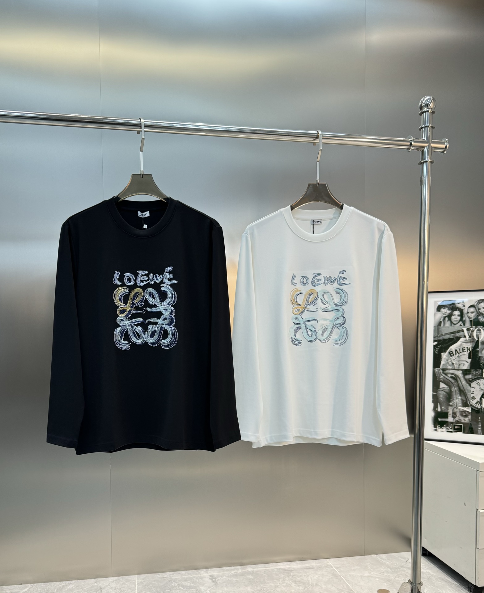 NO:123753,LOEW*E Luoyi-Wei 24s new round neck T-shirt. Long-sleeved style. High-quality recommendation!  Preferred 300 grams of modal cotton. It is comfortable and does not deform, and the upper body is comfortable!  !  !  The skin-friendly feeling of baby skin... The classic Luo Yiwei LOGO ten-needle embroidery process. Three-dimensional and plump. It looks particularly unique in the face of today's exaggeration, original single style!  Color black, white, code number M-3XL slim fit style!  (S and 4XL can be customized)/140 jin recommended L, loewe, loewe, tees, t-shirt, alexander wang19860909LOEW*E罗意-威24s新款圆领T恤.长袖款.高品质推荐！优选300克莫代尔棉.舒服不变形,上身舒适！！！婴儿肌肤般的亲肤感....经典罗意威LOGO万针刺绣工艺.立体丰满.在当今浮夸的面前 显得格外与众不同,原单款！颜色黑色.白色.码数M-3XL修身版型！（S和4XL可定做）/140斤建议L,,loewe,loewe,tees，t-shirt,alexander wang,Men's clothing