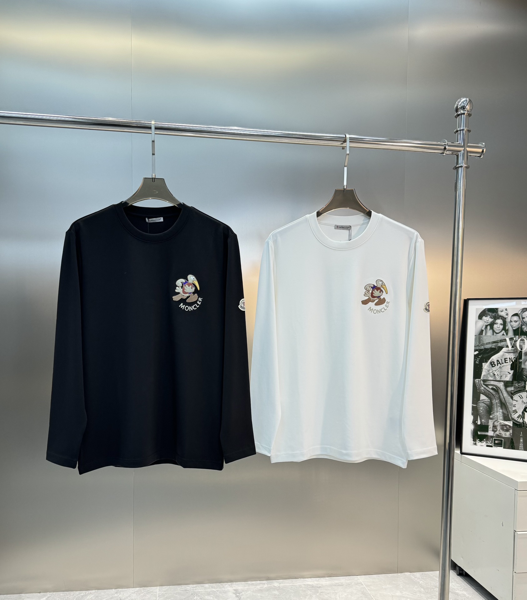 NO:123762,Moncle* 24s new Modal T-shirt. A handsome embroidered long-sleeved T-shirt that can't be hidden. Heavy industry brand duck embroidery!  It is a beautiful cover. It is particularly exquisitely crafted and has a beautiful embroidered F letter. The upper body fabric is very comfortable, and the fabric is made of 300g modal cotton. It feels delicate and soft. The upper body is very stylish!  Slim-fitting, reject bloated, full quality!  Color black, white, code number M-3XL slim fit style!  (S and 4XL can be customized)/140 jin recommended L, christian louboutin, Moncler, tees, t-shirt, alexander wang19860909Moncle*蒙口24s新品莫代尔T恤.藏不住的帅气刺绣款长袖T恤.重工品牌鸭子绣花！才是一件好看的蒙口.尤为精湛的做工,非超好看的刺绣F字母.上身面料非常舒适,面料采用300g莫代尔棉.手感细腻柔软.上身非常有型！修身剪裁,拒绝臃肿,全品相！颜色黑色.白色.码数M-3XL修身版型！（S和4XL可订做）/140斤建议L,,christian louboutin,Moncler,tees，t-shirt,alexander wang,Men's clothing