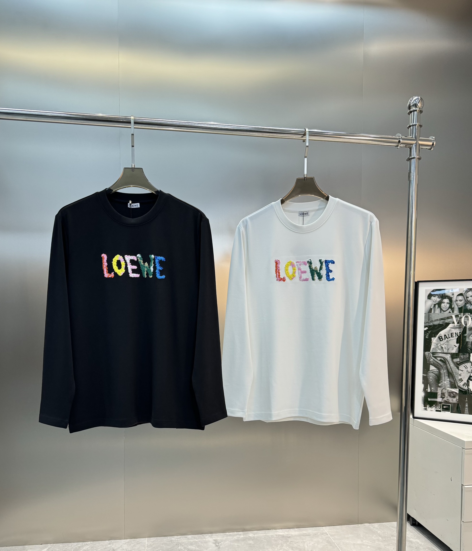 NO:123757,Top-notch appearance!  LOEWE 24s new long-sleeved T-shirt. Thickened winter style. The seasonal appearance is responsible. Candy color ten thousand needles 3D embroidered brand letters. Visual design. The visual effect of letter matching is quite unique!  The top 300g modal cotton is made of comfortable and soft. Its delicateness and comfortable performance are also inevitable to create an extraordinary wear enjoyment!  Color black, white, code number M-3XL slim fit style!  (S and 4XL can be customized!) / 140 jin recommended L, loewe, loewe, tees, t-shirt, alexander wang19860909顶级颜值担当！LOEWE罗意*威24s新款长袖T恤.冬季加厚款.当季颜值担当.糖果色彩万针3D绣花品牌字母.视觉感设计.字母搭配视觉效果相当奇特！顶级300g莫代尔棉质打造.舒适柔软.其细腻程度与舒适性能也是必然的到位,打造非凡的穿着享受！颜色黑色.白色.码数M-3XL修身版型！（S和4XL可定做！）/140斤建议L,,loewe,loewe,tees，t-shirt,alexander wang,Men's clothing