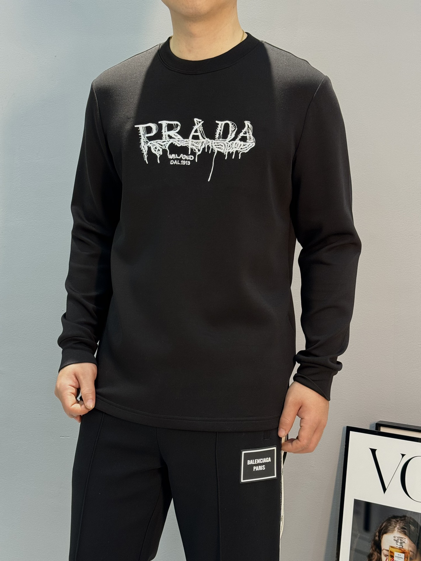 NO:123802,PRAD*Prada original single quality!  24s new thickened long-sleeved T-shirt. Classic letters are brand new!  Selected 3D embroidery craftsmanship of ten thousand needles. Impeccable!  Simple and high-end. The iconic feature of daily clothing.. This item is versatile in style, 320 cotton modal fabric. It is delicate, soft and textured!  Skin-friendly and comfortable!  Super warm!  It is fashionable and easy to wear. The single outfit is very nice~ the color is black and white. The size S-3Xl (4XL can be customized) has a large style!  175/145 jin suggest L, prada, prada, tees, t-shirt, alexander wang19860909PRAD*普拉-达原单品质！24s新款加厚长袖T恤.经典字母全新呈现！精选万针3D绣花工艺.无可挑剔！简单高级.日常服饰的标志性特征..这款单品风格百搭,320棉莫代尔面料.细腻柔软有质感！亲肤舒适！超级保暖！洋气又好穿单单品.单穿搭配都很nice～颜色黑色.白色.码数S-3Xl（4XL可定做）版型偏大！175/145斤建议L,,prada,prada,tees，t-shirt,alexander wang,Men's clothing