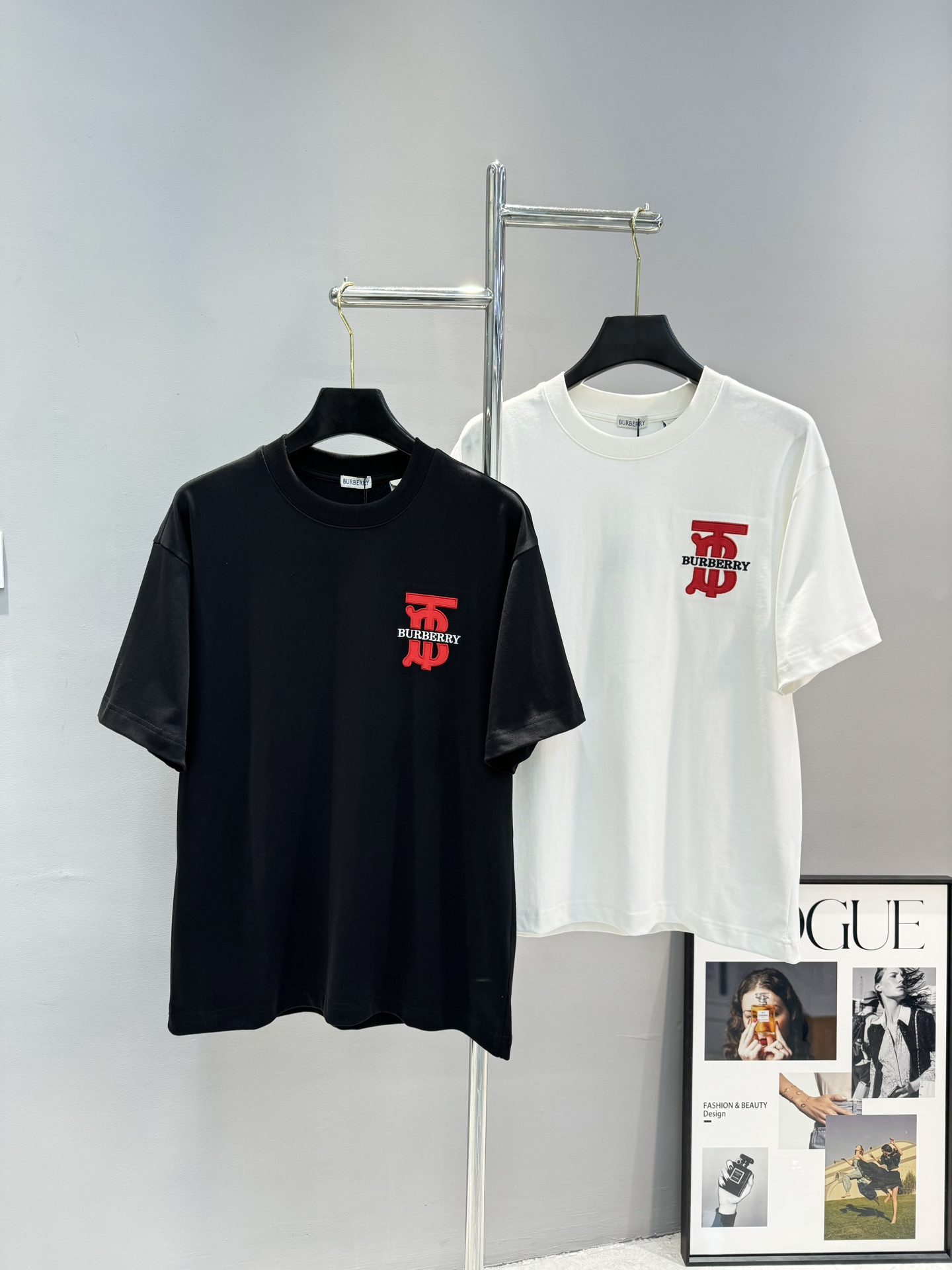 NO:125097,BBR*Babao-Li 25s classic short-sleeved T-shirt. The same style as men and women!  The same style as Xiaohongshu~ the classic TB leather embroidery logo on the chest. Exquisite embroidery. The 3D embroidery quality is super good!  Recommended basic models!  It definitely stands the test of time!  !  260g pure cotton fabric. Comfortable and soft, and has good breathability!  Color black. White. European code S-XL (175/145 jin recommended M), burberry, T-shirt, tees, t-shirt, alexander wang19860909BBR*巴宝-莉25s经典款短袖T恤.男女同款！小红书同款～胸前经典TB皮绣标.精致绣花.3D刺绣品质超好！基础款推荐！绝对经得起时间的考验！！260g纯棉面料.舒适柔软.透气性好！颜色黑色.白色.欧码S-XL（175/145斤建议M）,,burberry,T-shirt,tees，t-shirt,alexander wang,Men's clothing