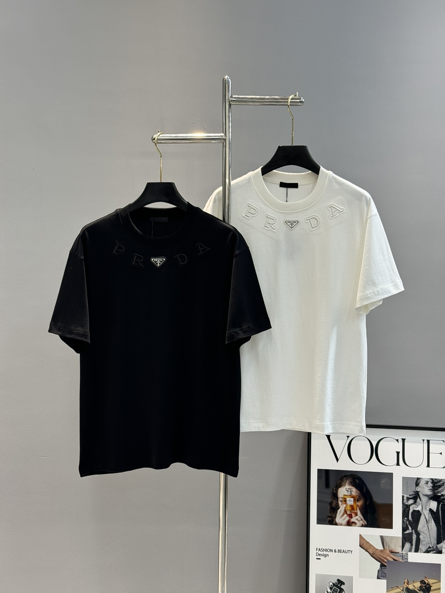 NO:125095,PRAD* Pula-Da new T-shirt.25S same style for men and women!  The official website is simultaneously launched. The neckline has a high-definition basic letter 3D embroidery design. The brand letters are matched with classic triangle leather logos. The texture is excellent, comfortable and breathable. It is unforgettable!  Customized high-quality 40 260g pure cotton fabric. Comfortable and soft ~ a must-have item for single wear with jackets!  Color black. White. European code S-XL (175/145 jin recommended M), prada, prada, jackets & coats, tees, t-shirt, alexander wang19860909PRAD*普拉-达新款T恤.25S男女同款！官网同步上架.领口高清基础款字母3D绣花设计.品牌字母搭配经典三角皮标.质感极好舒适又透气.让人过目难忘！订制优质40支260g纯棉面料.舒适柔软～单穿搭配外套必备单品！颜色黑色.白色.欧码S-XL（175/145斤建议M）,,prada,prada,jackets & coats,tees，t-shirt,alexander wang,Men's clothing