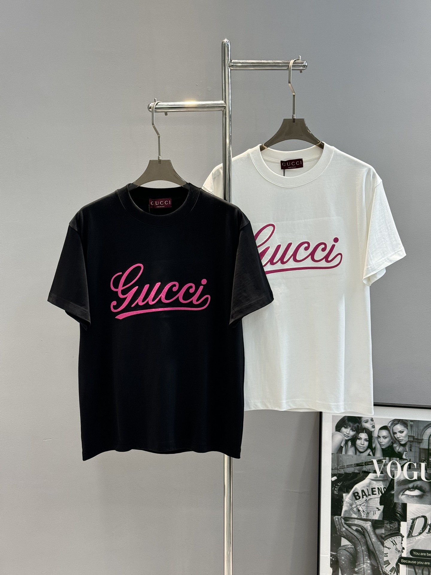 NO:125063,GUCC*25s new trendy brand T-shirt. The same style as men and women!  Signature brand letter design. New color letter embroidery. 3D three-dimensional concave visual sense. Ten thousand needle high-density embroidery increases the brand's sense of luxury. Simple. Pink embroidery becomes the highlight color black and white. European code Xs-L (175/jin Suggested S),, gucci,tees, t-shirt, alexander wang19860909GUCC*25s新款潮牌T恤.男女同款！签名品牌字母设计.新配色字母绣花.3D立体凸凹视觉感.万针高密度绣花增加品牌高级感.简简单单.粉红色绣花成为亮点颜色黑色.白色. 欧码Xs-L（175/斤建议S）,,gucci,tees，t-shirt,alexander wang,Men's clothing