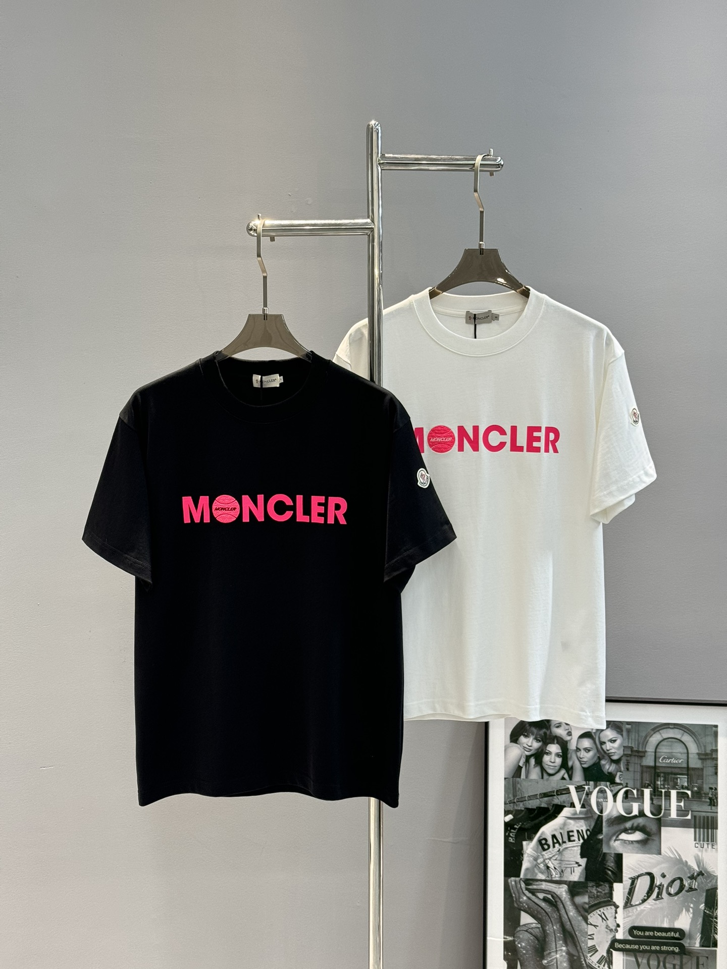 NO:125060,MONCLE*Monk 25s new trendy brand T-shirt. The same style as men and women!  Classic brand letter logo!  The evergreen style. Impeccable!  Simple and high-end. The iconic feature of daily clothing. Three-dimensional hot paintings and 3D embroidery are all layered and textured. This item has versatile style, 260g32 cotton. It is delicate, soft and textured!  Skin-friendly and comfortable!  Fashionable and easy to wear. The single outfit is very nice~color black and white. European code xs-L (175/jin recommended S), christian louboutin,tees, t-shirt, alexander wang19860909MONCLE*蒙-口25s新款潮牌T恤.男女同款！经典品牌字母标识！万年青款式.无可挑剔！简单高级.日常服饰的标志性特征.立体烫画搭配3D绣花.层次质感十足.这款单品风格百搭,260g32支棉质.细腻柔软有质感！亲肤舒适！洋气又好穿单单品.单穿搭配都很nice～颜色黑色.白色.欧码xs-L（175/斤建议S）,,christian louboutin,tees，t-shirt,alexander wang,Men's clothing