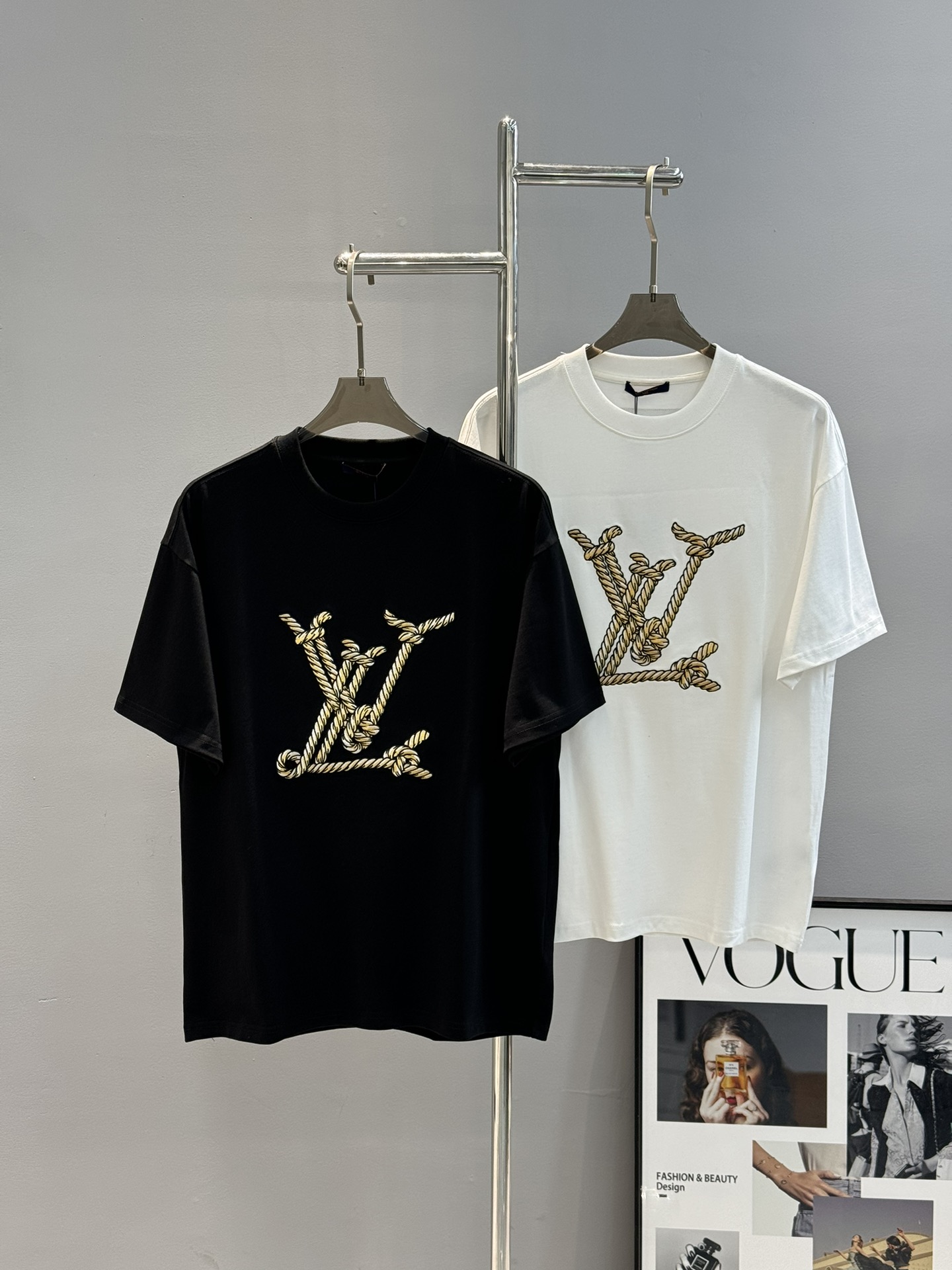 NO:125087,Donkey brand *25s new trendy brand T-shirt. The same style for men and women ~ 260g pure cotton fabric. The upper body is also very comfortable. The three-dimensional printing 3D embroidery process on the chest. The texture and pattern design of hemp rope. The visual feel of the ups and downs are all for you!  Three standard sizes. Color black and white. European code S-XL (175/145 jin recommended M), louis vuitton,tees, t-shirt, alexander wang19860909驴牌*25s新款潮牌T恤.男女同款～260g纯棉面料.上身也是非常的舒适.胸口部位立体印花3D绣花工艺.麻绳质感图案设计.起伏感视觉感手感统统都给你！三标齐.颜色黑色.白色.欧码S-XL（175/145斤建议M）,,louis vuitton,tees，t-shirt,alexander wang,Men's clothing