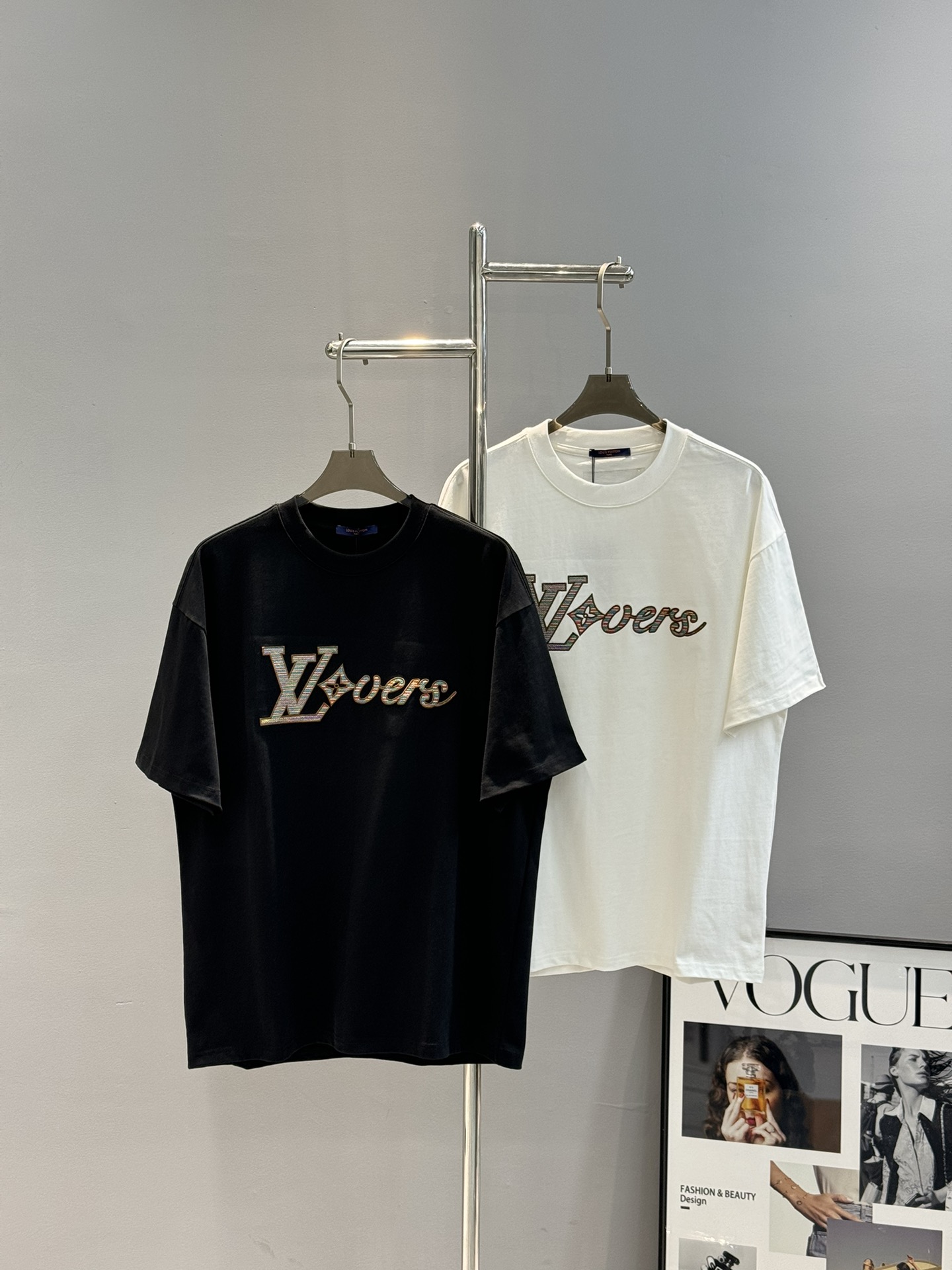 NO:125083,Donkey brand*25s new T-shirt. The same style as men and women!  Age-reducing style slam~ The new century with contrasting color layer style is full of sunshine!  !  !  Classic letter design expression. 3D embroidery craftsmanship. Fresh color. Layered matching craftsmanship brand letter logo. Customized high-quality high-grough weight 260g pure cotton fabric. Neck thread. Shoulder stitch texture full. Color black and white. European code S-XL (175/140 jin recommended M), louis vuitton,tees, t-shirt, alexander wang19860909驴牌*25s新款T恤.男女同款！减龄风格满贯～撞色层次风格的新世纪充满阳色彩！！！经典字母设计表现. 3D绣花工艺.清新色彩.层次搭配工艺品牌字母logo.订制优质高克重260g纯棉面料.领口螺纹.肩部线迹质感满满..颜色黑色.白色.欧码S-XL（175/140斤建议M）,,louis vuitton,tees，t-shirt,alexander wang,Men's clothing