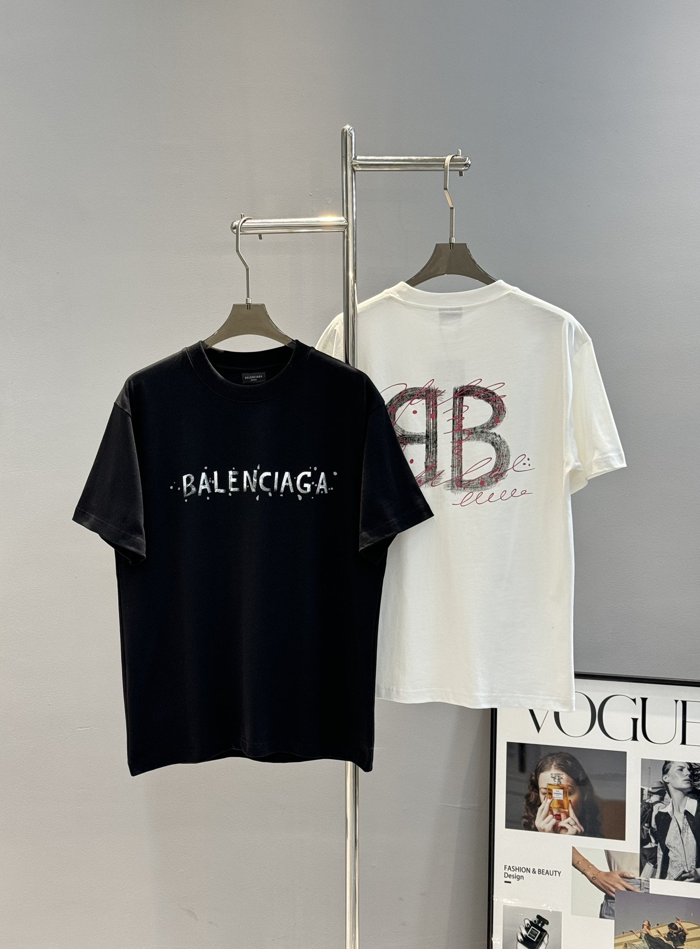 NO:125099,Balenciag* Paris 25s new top black hand-painted roll graffiti letters trendy hot T-shirt. The same style as men and women!  Chest Cola graffiti logo letter hot painting. Loose style. Top production process, 260g pure cotton fabric, comfortable and breathable. oversizeXs-L (175/140 jin Suggested S),,balenciaga,versace,tees,t-shirt,alexander wang19860909Balenciag*巴黎25s新最顶级黑色手绘卷涂鸦字母潮流爆款T恤.男女同款！胸口可乐涂鸦logo字母烫画.宽松版型.顶级制作工艺,260g纯棉面料,舒适透气.oversizeXs-L（175/140斤建议S）,,balenciaga,versace,tees，t-shirt,alexander wang,Men's clothing