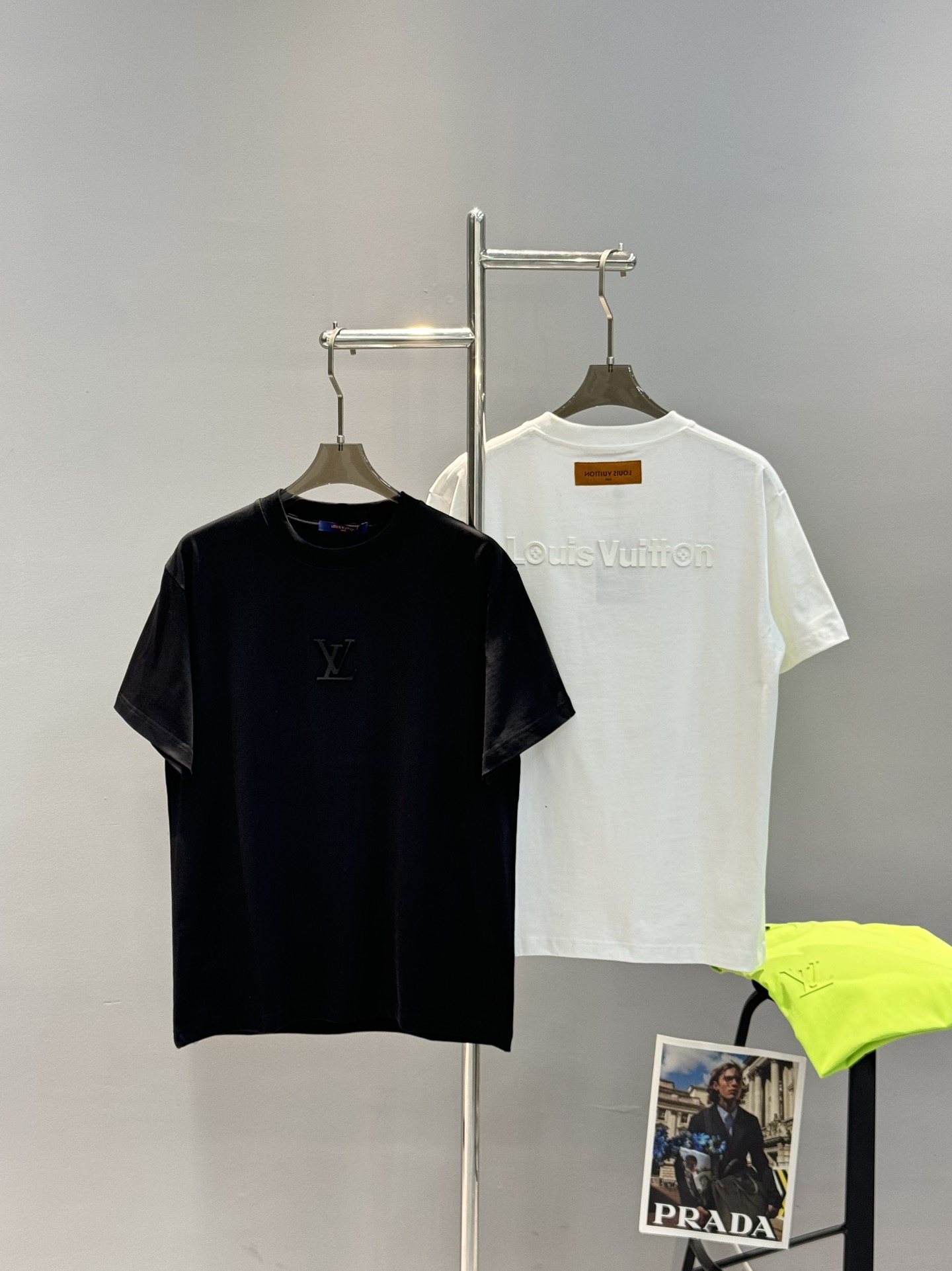 NO:120163,Donkey brand *24s new modal short-sleeved T-shirt. Basic letter design on the chest and back. Full of silicone three-dimensionality. Simple and high-end!  High gram weight 300g modal cotton. Classic lv three-dimensional silicone shape on the back!  The recognition is extremely high. It perfectly conforms to the concept of the latest series of Donkey Brands and experience the latest 1V style!  !  !  Color black. White. Fluorescent green. European code Xs-L (175/140 jin Suggested S), louis vuitton,louis vuitton,t-shirt,tees,t-shirt,alexander wang19860909驴牌*24s新款莫代尔短袖T恤.胸口及后背基础款字母设计.硅胶立体感满满.简单高级！高克重300g莫代尔棉.后背经典lv立体硅胶造型！辨识度更是十分之高.完美的符合 驴牌最新系列风格的理念,体验最新1v风情！！！颜色黑色.白色.荧光绿.欧码Xs-L（175/140斤建议S）,,louis vuitton,louis vuitton,T-shirt,tees，t-shirt,alexander wang,Men's clothing