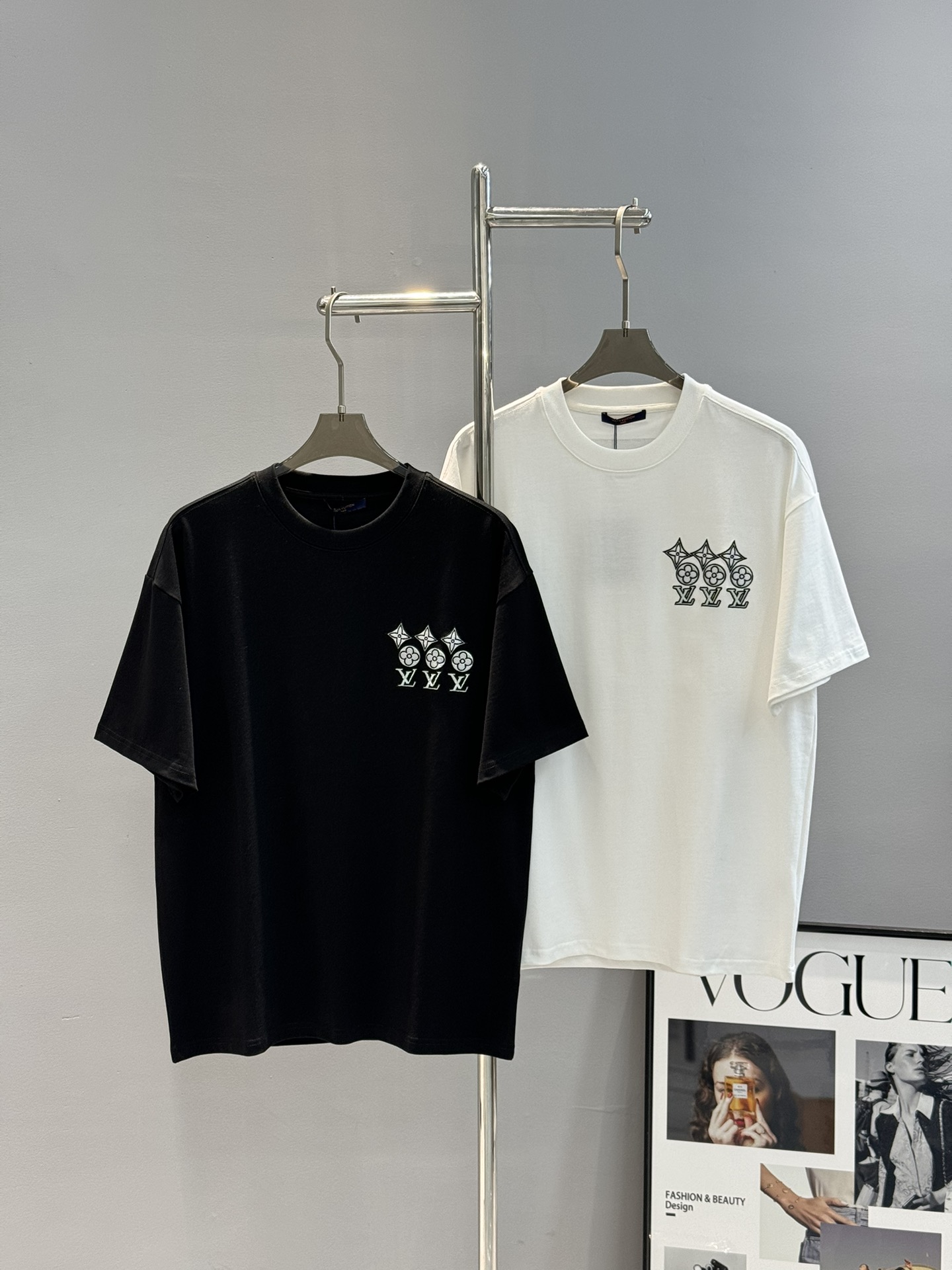 NO:125085,Donkey brand *2025 new trendy brand T-shirt. Men and women are the same style~ presbyopia letters on the chest brand graphic design. Brand letters 3D embroidery connection. Simple and durable. This one is highly recommended!  Everyone loves it to use 32 woven double yarn 260g pure cotton fabric. It is comfortable and stylish. 1*1 thickened thread!  The style is invincible and versatile!  Color black. White. European code S-XL (175/140 jin recommended M), louis vuitton,tees, t-shirt,alexander wang19860909驴牌*2025新款潮牌T恤.男女同款～胸口老花字母品牌图形设计.品牌字母3D绣花衔接.简单耐看.这款强烈推荐！人见人爱采用32织双纱260g纯棉面料.舒适有型.1*1加厚螺纹！版型无敌百搭！颜色黑色.白色.欧码S-XL（175/140斤建议M）,,louis vuitton,tees，t-shirt,alexander wang,Men's clothing