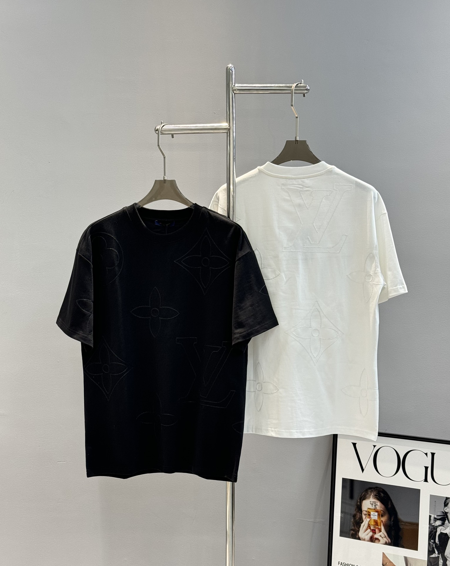 NO:125055,Donkey brand *25s new trendy brand T-shirt. The popular ones are recommended for men and women. The whole body is embroidered with 260g pure cotton fabric. The upper body is also very comfortable. The classic presbyopia graphics on the front and back pieces. The undulating visual feel is given to you!  Three standards are in line!  Color black. White. European code S-XL (175/jin recommended M), louis vuitton,tees, t-shirt,alexander wang19860909驴牌*25s新款潮牌T恤.爆款推荐男女同款～满身本身绣花工艺.260g纯棉面料.上身也是非常的舒适.前后片经典老花图形.起伏感视觉感手感统统都给你！三标齐！颜色黑色.白色.欧码S-XL（175/斤建议M）,,louis vuitton,tees，t-shirt,alexander wang,Men's clothing