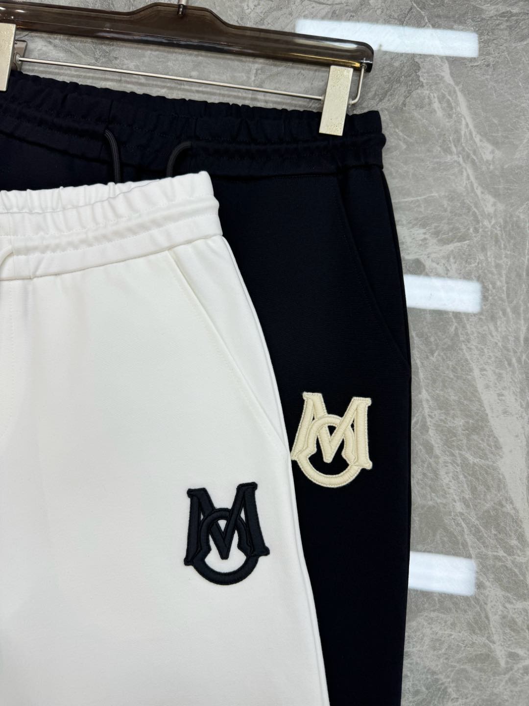 
⚜️Moncle*蒙口25s春季新款休闲裤.绝对有型！精致3D绣花.立体凸凹感强.后兜位经典小帽子镶嵌