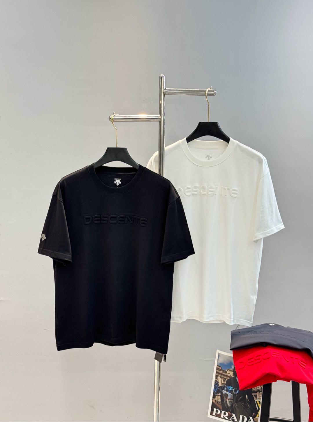 NO:120161,DESCENT*Disan-Te 24s new round neck T-shirt. The same style as men and women!  Recommended solid color!  Classic logo. Simple and high-end. Chest. Cuffs. Brand printed logo embellishment on the back!  Convex and concave design. It is fashionable and rhythmic~ the texture is excellent, comfortable and breathable. It is the best item whether it is worn alone or matched!  Simple and advanced. Unforgettable!  It is preferred to g pure cotton fabric. It is comfortable and soft and has good breathability!  Color black, white, big red, dark gray, S-3XL micro-expanded version!  (175/145 jin recommended L), tees, t-shirt, alexander wang19860909DESCENT*迪桑-特24s新款圆领T恤.男女同款！纯色系推荐！经典标识.简单高级.胸口.袖口.后背部位品牌印花标识点缀！凸凹感设计.时尚律动感满满～质感极好舒适又透气.无论是单穿还是搭配都是最佳单品！简单高级.让人过目难忘！优选g纯棉面料.舒适柔软.透气性好！颜色黑色.白色.大红.深灰.码数S-3XL微扩版型！（175/145斤建议L）,,tees，t-shirt,alexander wang,Men's clothing