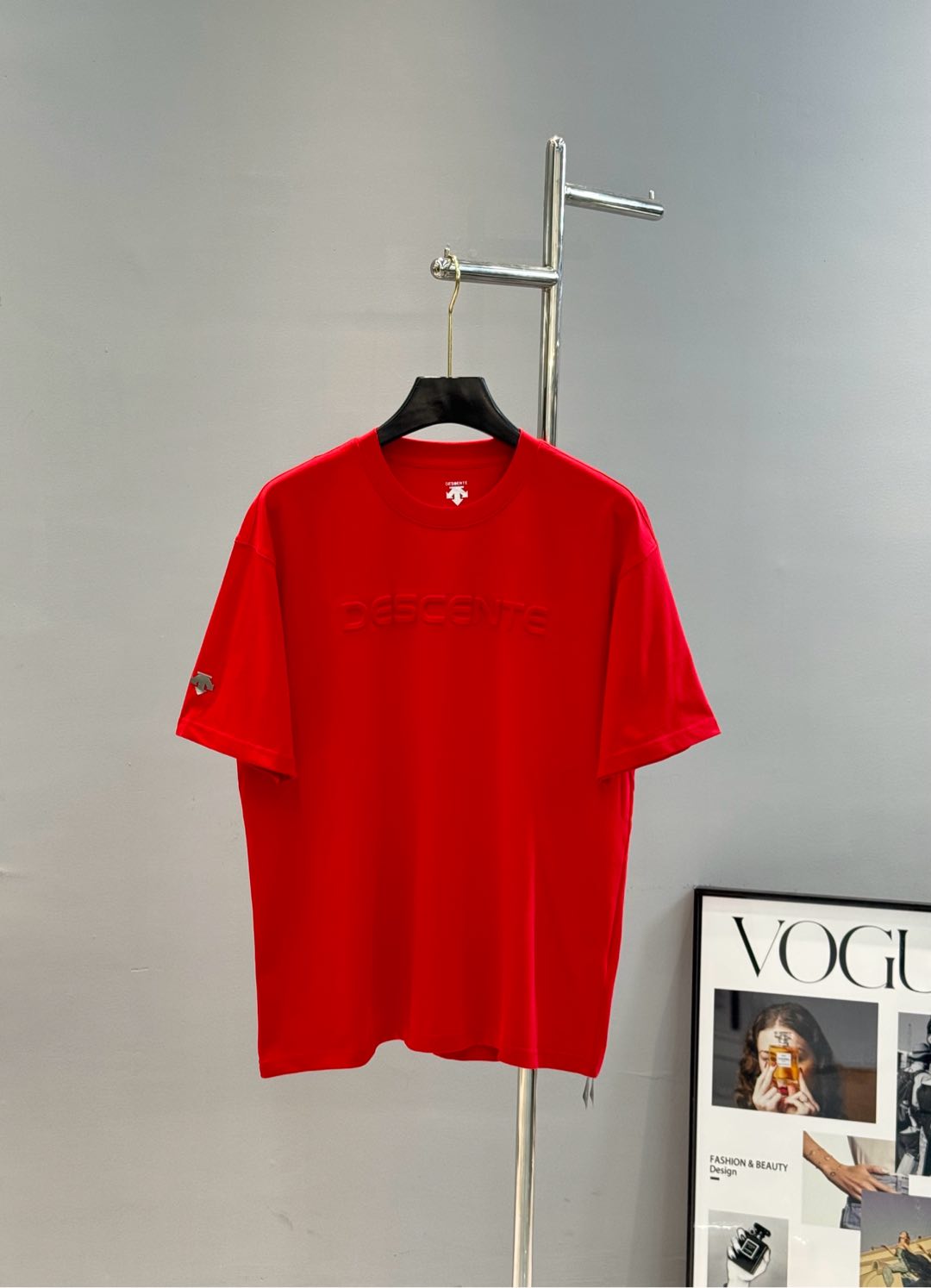 NO:120147,DESCENT*Disan-Te 24s new round neck T-shirt. The same style as men and women!  Recommended solid color!  Classic logo. Simple and high-end. Chest. Cuffs. Brand printed logo embellishment on the back!  Convex and concave design. It is fashionable and rhythmic~ the texture is excellent, comfortable and breathable. It is the best item whether it is worn alone or matched!  Simple and advanced. Unforgettable!  It is preferred to g pure cotton fabric. It is comfortable and soft and has good breathability!  Color black, white, big red, dark gray, S-3XL micro-expanded version!  (175/145 jin recommended L), tees, t-shirt, alexander wang19860909DESCENT*迪桑-特24s新款圆领T恤.男女同款！纯色系推荐！经典标识.简单高级.胸口.袖口.后背部位品牌印花标识点缀！凸凹感设计.时尚律动感满满～质感极好舒适又透气.无论是单穿还是搭配都是最佳单品！简单高级.让人过目难忘！优选g纯棉面料.舒适柔软.透气性好！颜色黑色.白色.大红.深灰.码数S-3XL微扩版型！（175/145斤建议L）,,tees，t-shirt,alexander wang,Men's clothing