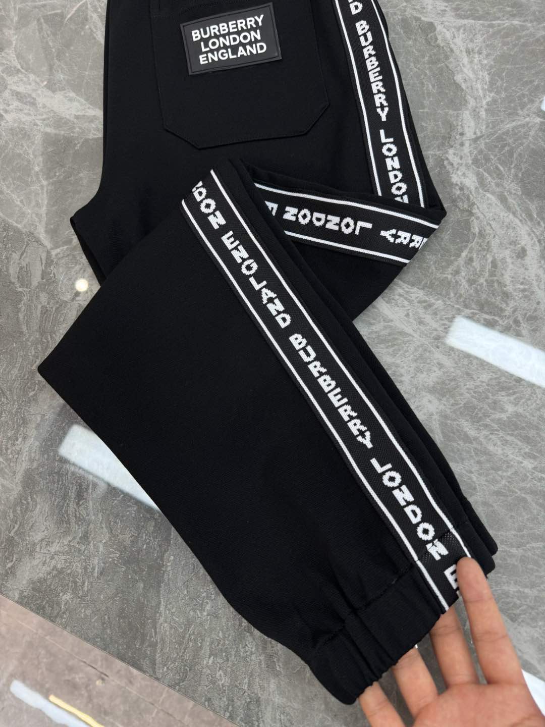 
⚜️BBR*巴宝-莉2025s新品天丝休闲裤.可搭配套装！黑白灰搭配全新设计理念.秋冬季节新一季力推运