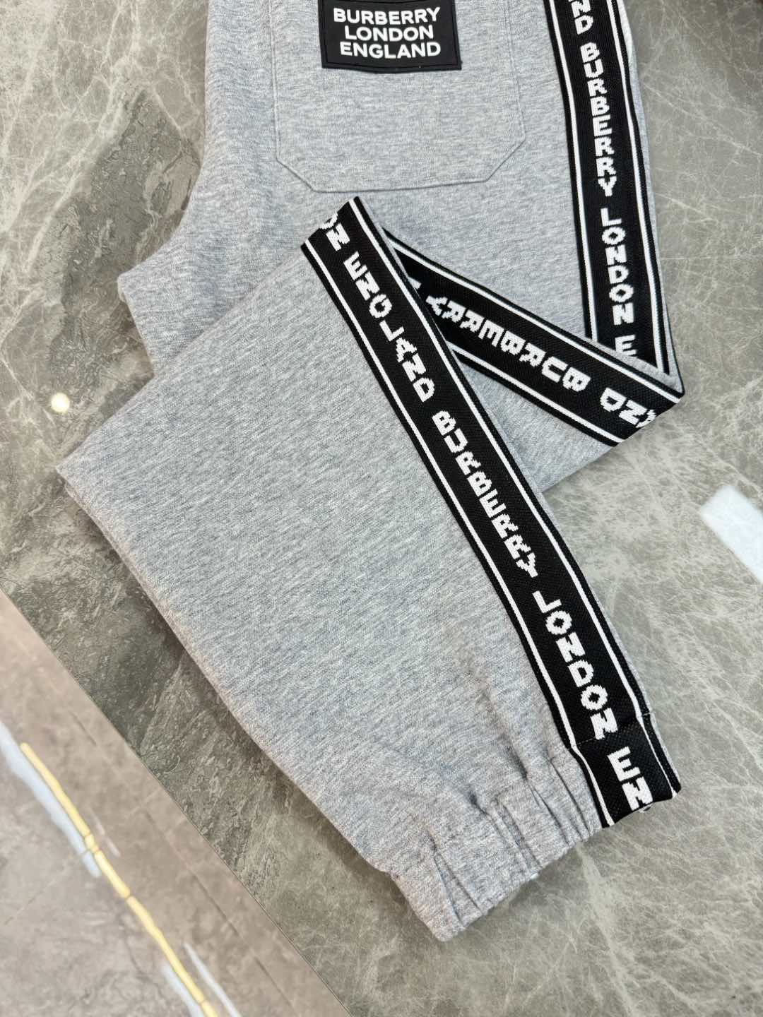 
⚜️BBR*巴宝-莉2025s新品天丝休闲裤.可搭配套装！黑白灰搭配全新设计理念.秋冬季节新一季力推运