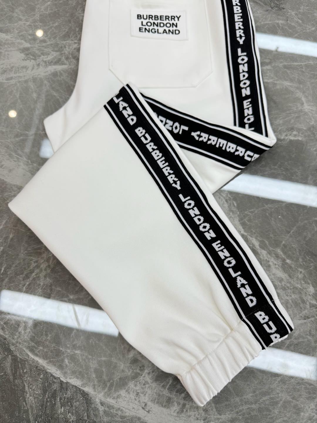 
⚜️BBR*巴宝-莉2025s新品天丝休闲裤.可搭配套装！黑白灰搭配全新设计理念.秋冬季节新一季力推运