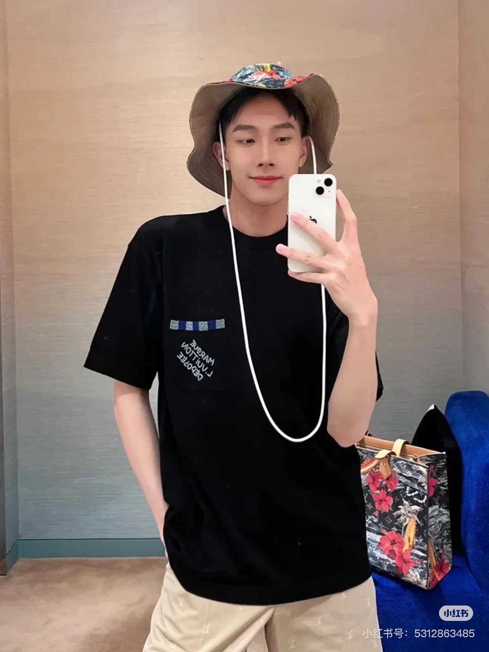 NO:125051,Donkey brand* spring and summer couple T-shirt. The quality is as always!  The chest pocket design. The brand letter embroidered color matching is very good. It is preferably made of 280g high gram weight, the fabric is soft, delicate and skin-friendly, and the inside is dense and gentle. It brings an extremely comfortable wearing experience, which is very suitable for all seasons to wear!  The casual and loose style cuts, the basic and versatile color matching requires comfort!  !  Color black. White. European code Xs-L (175/140 jin recommended S), louis vuitton,tees, t-shirt,alexander wang19860909驴牌*春夏情侣款T恤.品质一如既往！胸口口袋设计.品牌字母绣花色彩搭配非常好看.优选高克重280g全棉材质打造,面料软糯细腻亲肤,内里绵密轻柔质感,贴身穿着给人带来无比舒适的穿着体验,非常适合四季时节穿着搭配！休闲宽松的版型裁剪,基础百搭的配色 要的就是舒适感！！颜色黑色.白色.欧码Xs-L（175/140斤建议S）,,louis vuitton,tees，t-shirt,alexander wang,Men's clothing