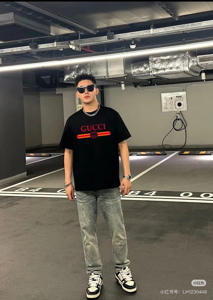 NO:125053,Gucci trendy brand T. The same style as men and women!  Ancora red logo round neck T-shirt, paired with white, very high-end!  To be honest, I like the practical style of the new designer Sabato, who has gone from the complicated design of flowers, plants, plants and animals in the past, and has returned to minimalist. This year has become too different!  !  The classics are about to return, and the fabric is also used to choose the 16 imported thread cotton with stronger wearability. It weighs 210g. The fabric feels super soft and not thick or hard!  Even if you wash it in the machine, it will not easily pull and deform!  The texture of the whole dress is invincible. The color is black and white. European code XS-L (175/140 jin recommended S), gucci, gucci, tees, t-shirt, alexander wang19860909Gucci 古驰潮牌T.男女同款！ Ancora 红色标识圆领T恤,跟白色搭配高级得很！说实话 我自己是喜欢新设计师sabato的实穿风格 跳脱了往届gg 花草植物动物的繁杂设计 回归极简 今年变得太不一样了！！经典要回归,面料也是选用的那实穿性更强的16支进口麻棉 克重210g 面料手感超柔软 不厚不硬的！就算泡洗机洗也不会轻易拉扯变形！整款衣服的质感都非常无敌.颜色黑色 白色.欧码XS-L（175/140斤建议S）,,gucci,gucci,tees，t-shirt,alexander wang,Men's clothing