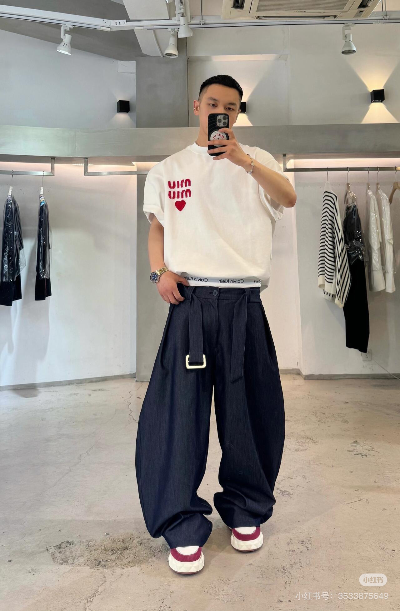 NO:125043,Miu miu*s new round neck T-shirt. Xiaohongshu synchronized. Men and women!  High-end customization. Design is avant-garde and fashionable!  High-end customized 280g high-strength cotton fabric. It feels soft and comfortable to wear. The counter-level exquisite car line is fine. The workmanship is exquisite. The upper body effect is invincible and handsome!  A must-have item for handsome men!  Color black. White. European code Xs-L (175/140 jin recommended S), miumiu,tees, t-shirt, alexander wang19860909Miu miu*s新款圆领T恤.小红书同步.男女同款！高端订制.设计前卫时尚！高端定制280g高支棉面料.手感柔软.穿着舒适.专柜级别精致车线.做工精细.上身效果无敌帅气！型男必备单品！颜色黑色.白色.欧码Xs-L（175/140斤建议S）,,miumiu,tees，t-shirt,alexander wang,Men's clothing