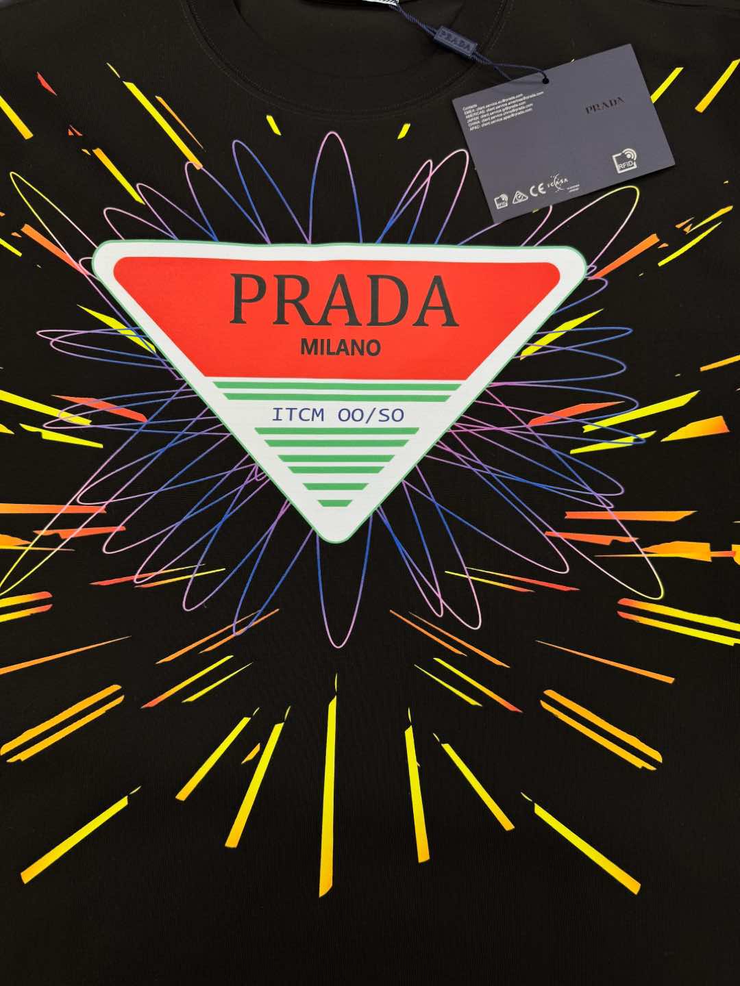 
⚜️PRAD*普拉-达25s新款T恤.男女同款！最新颖的图形烫画设计，双层工艺立体色彩质感满满.高级时