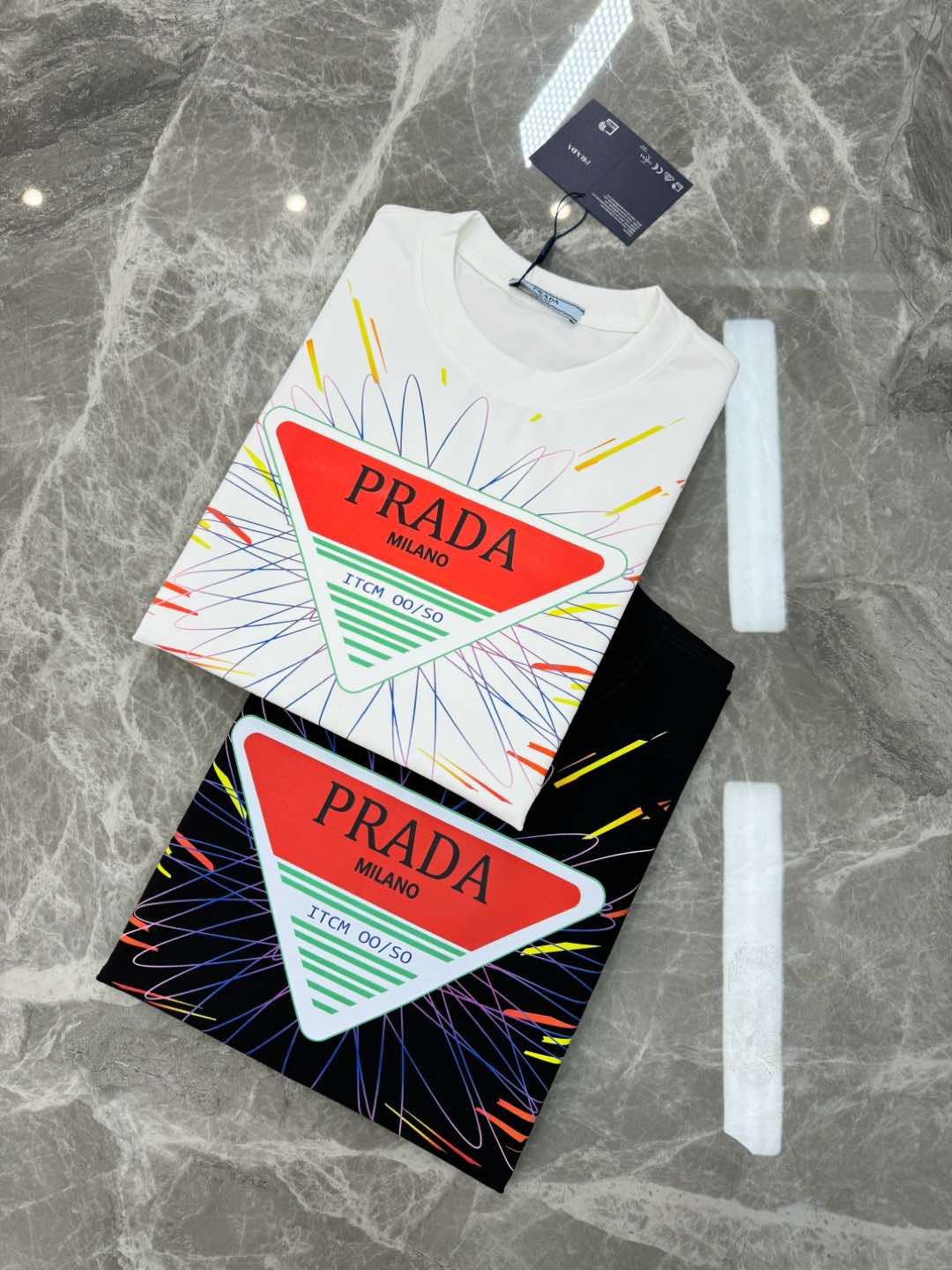 
⚜️PRAD*普拉-达25s新款T恤.男女同款！最新颖的图形烫画设计，双层工艺立体色彩质感满满.高级时