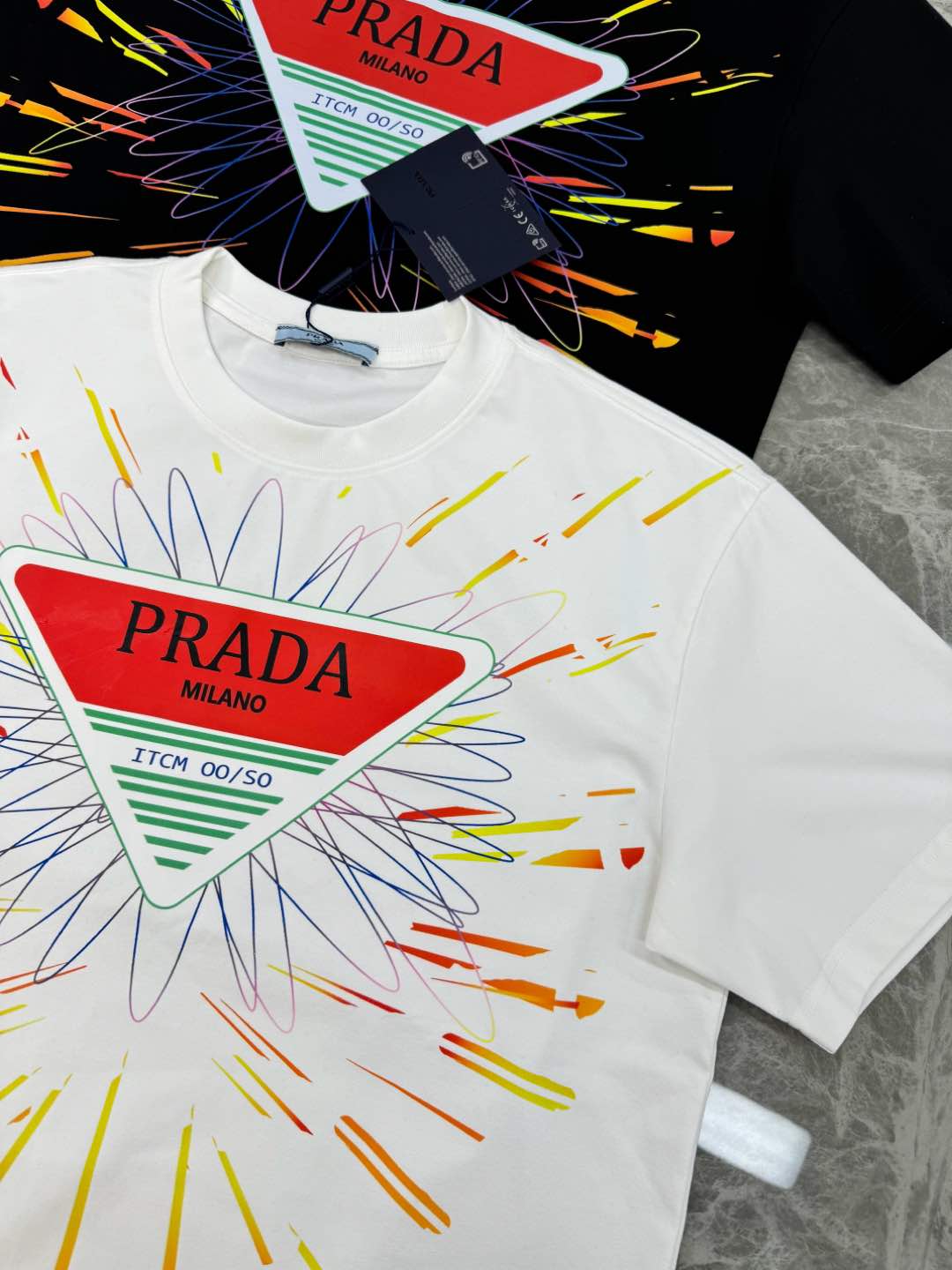 
⚜️PRAD*普拉-达25s新款T恤.男女同款！最新颖的图形烫画设计，双层工艺立体色彩质感满满.高级时