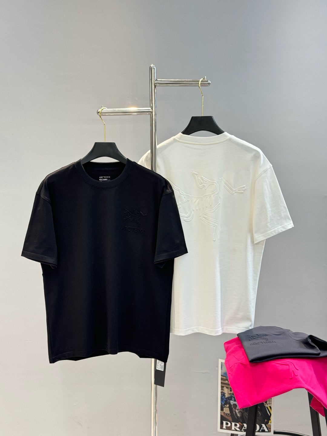 NO:120149,ARCTERY*First Ancestor*Bird’s new T.24s hot model recommended!  The chest has a unique concave and highlights. The classic bird concave and concave combination on the back. It is super cool and handsome!  Large area craft design!  Customized g pure cotton fabric. Excellent texture, comfortable and breathable. Micro-expanded design. Comfortable and versatile ~ Color black, white, gray, rose red. S-3XL micro-expanded design!  (175/145 jin recommended L), alexander wang19860909ARCTERY*始祖*鸟新款T.24s爆款推荐！胸口个性凸凹亮点造型.后背经典鸟凸凹搭配.超酷超帅！大面积工艺设计！定制g纯棉面料.质感极好.舒适透气.微扩版型设计.舒适百搭～颜色黑色.白色.灰色.玫红.码数S-3XL微扩版型！（175/145斤建议L）,,alexander wang,Men's clothing