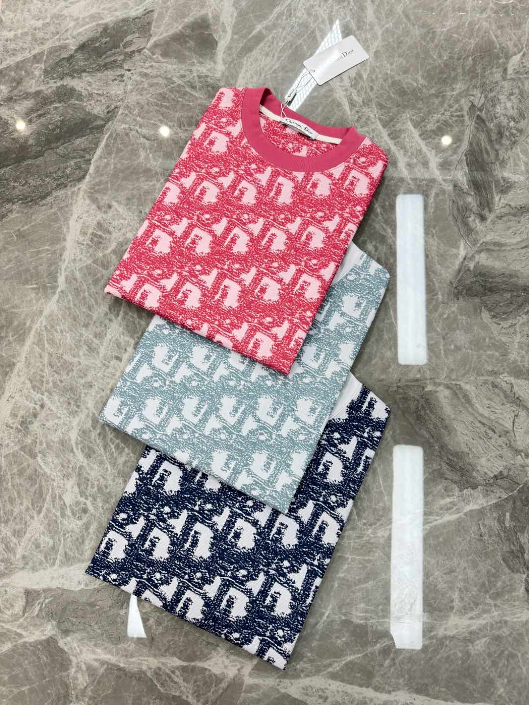 
⚜️Dio*r迪-奥高端潮牌T恤新款驾到.炸街了❗️男女同款！25s新款推荐.满身dior立体提花工艺