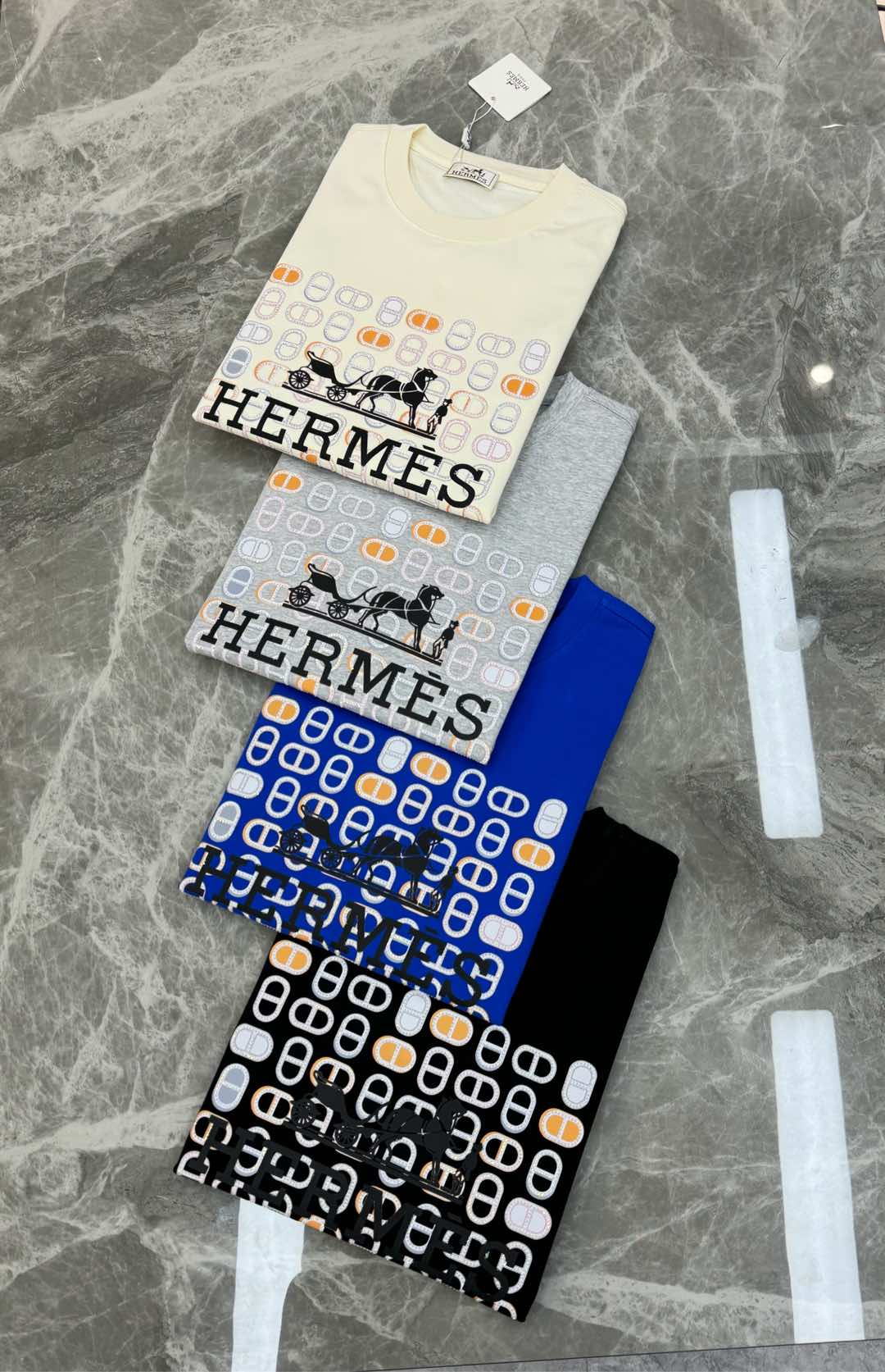 
⚜️HERM*S *爱马*25s新款T恤.男女同款.同步官网发售 ！ 为全新系列注入满满活力，这款单品