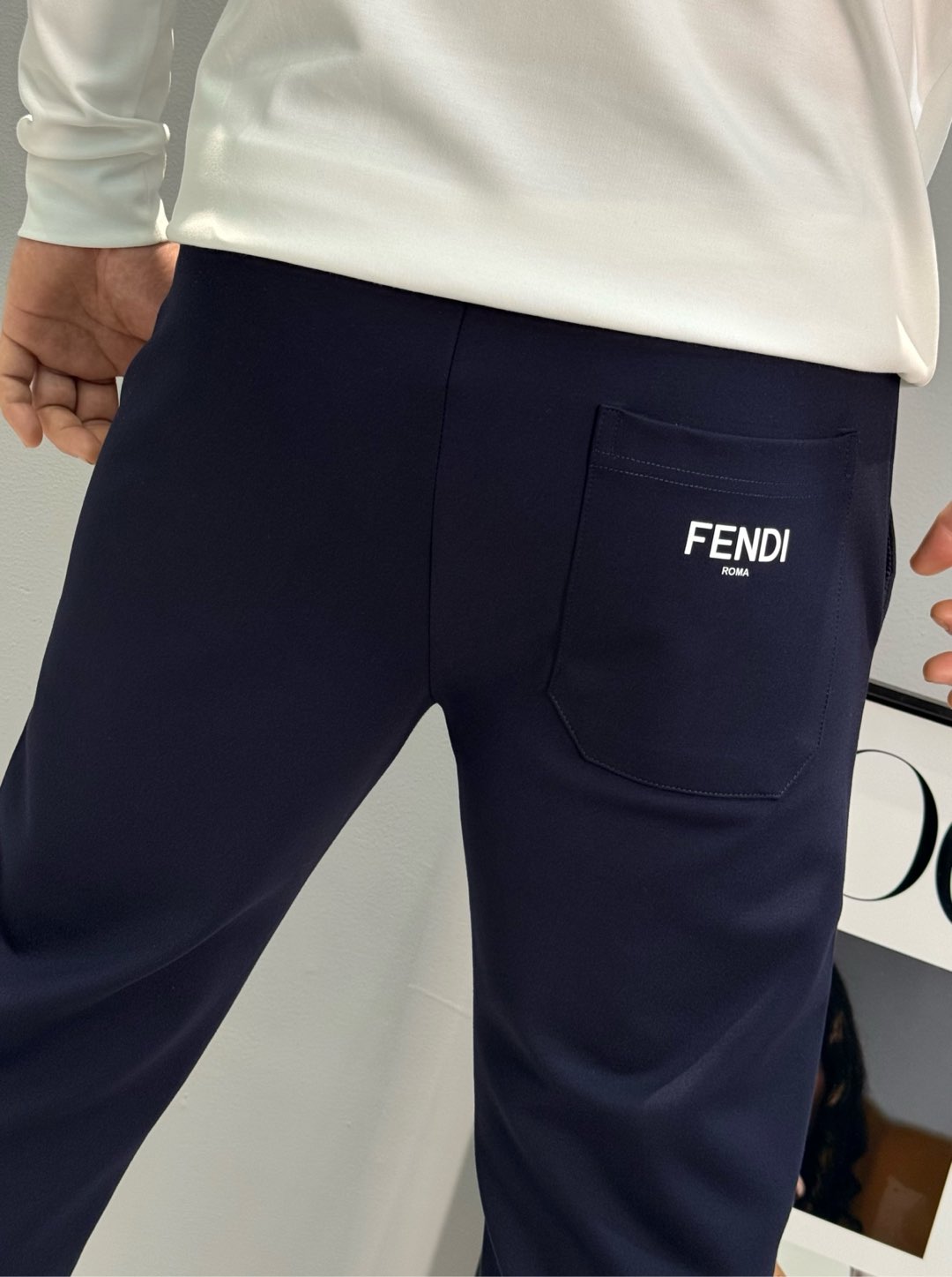 
⚜️FEND*芬-迪25s春季新款男士束脚卫裤.经典老佛爷呈现.官供梭织锦棉面料制成，质地柔软且富有弹