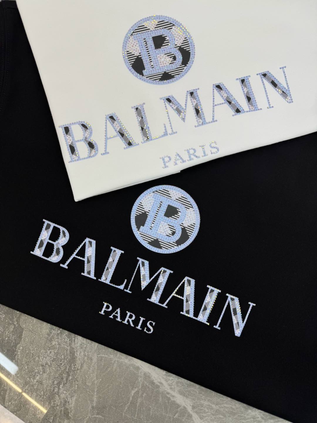 
⚜️BALMAI*巴尔曼25s新款圆领T恤！男女同款.胸前字母印花搭配烫钻工艺增添活力感！蓝色搭配经典