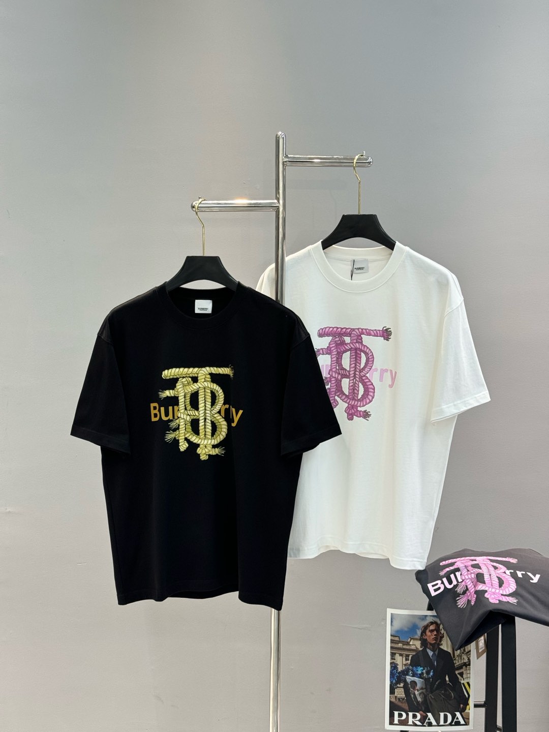 
        BBR*巴宝*25s新款圆领T恤！男女同款.胸前字母麻绳造型印花图案双层工艺增添活力感
