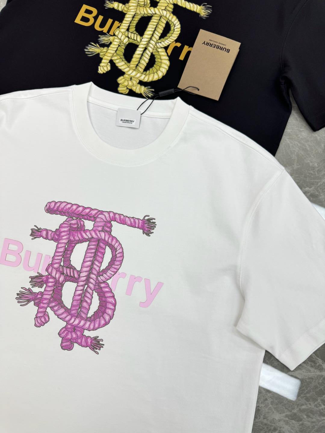 
        BBR*巴宝*25s新款圆领T恤！男女同款.胸前字母麻绳造型印花图案双层工艺增添活力感
