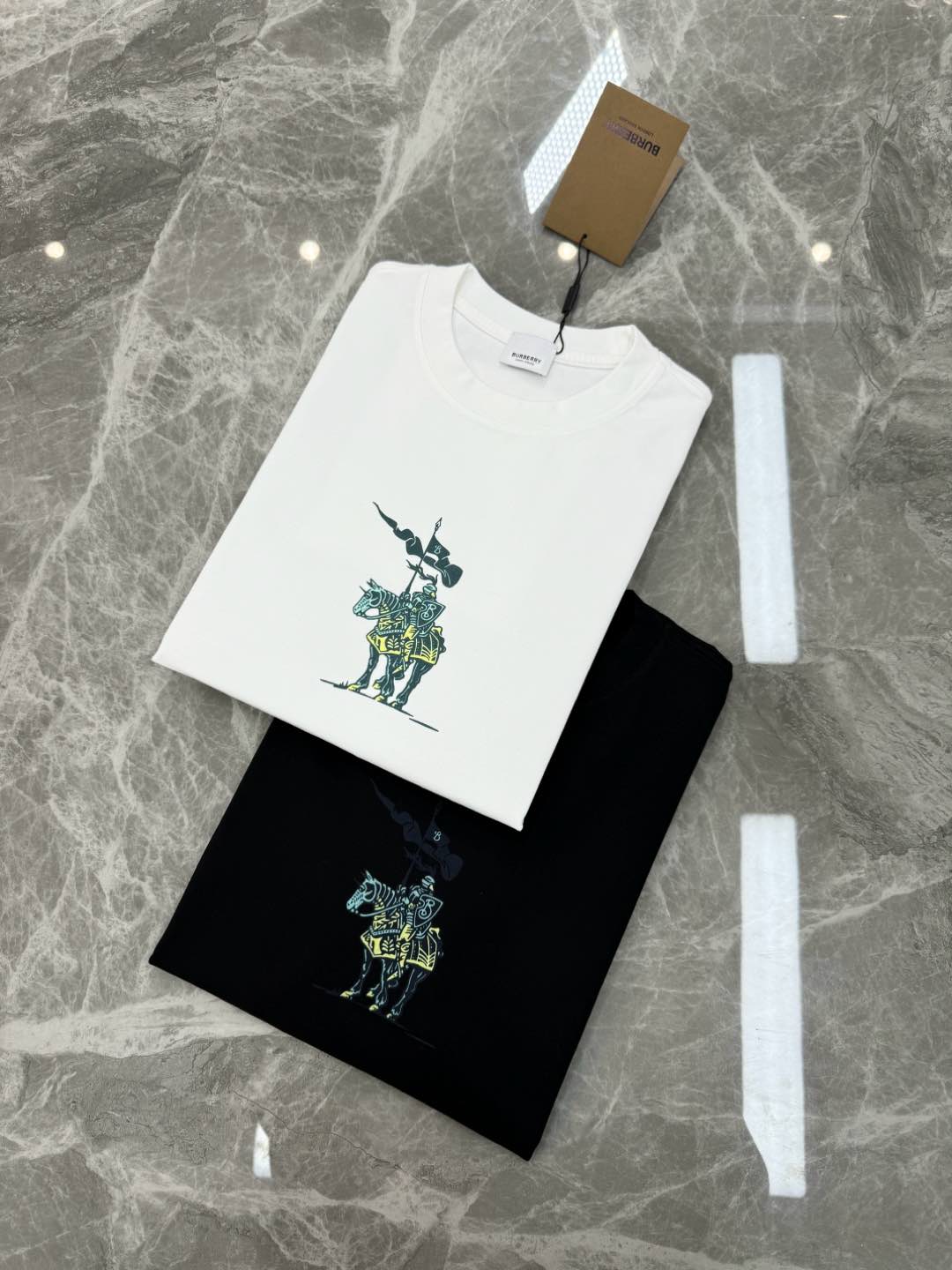 
⚜️BBR*25s原单爆款圆领T恤🔥男女同款！精致3D王牌战马印花工艺.简单又高级！一款最基础的单品得