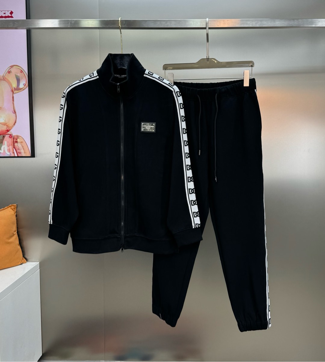 NO:526459,Jacket, pants D&G Dolce & Gabban-Na 25s new Tennis Set!  Super high quality, webbing design. Sporty style comes from the face~ classic is eternal!  It's absolutely worth buying!  This type of suit is also a must-have for lazy people. You don’t have to think about how to match it, just do it easily!  The preferred Tensil cotton fabric is soft and comfortable to touch. The style is crisp and stylish, and the upper body is full of texture!  Overall simple and generous without losing style, color black and white, code number M-3XL (/145 jin recommended L), Dolce & Gabbana, Dolce & Gabbana, jackets & coats, alexander wang19860909外套,裤 D&G杜嘉班-纳25s新款天丝套装！超高品质,织带设计.运动风袭面而来～经典即永恒！入手绝对值的！这种类型的套装也是懒人必备的一套,不用想怎么搭配,直接一套轻松搞.定！优选天丝棉面料.触感柔软舒适.版型挺括有型,上身质感十足！ 整体简洁大方而不失格调,颜色黑色.白色.码数M-3XL（/145斤建议L）,,Dolce&Gabbana,Dolce&Gabbana,jackets & coats,alexander wang,Men's clothing