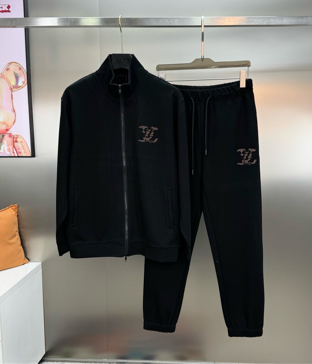 NO:526462,Jacket, pants, donkey brand*2025s new Tennis suit. Super high quality same style for men and women!  Casual sports style. The new 1V brand Yunduo series will be cleverly integrated into sportswear design, shaping a series of sports style items full of retro style. It highlights the exquisite style. It is preferred to import composite fabric Tianshi cotton. The fabric has a thick and dense feel!  Very comfortable and very comfortable!  Awesome pop sport style!  Color black, white, gray, code number M-3XL (/145 jin recommended L), louis vuitton, jackets & coats, alexander wang19860909外套,裤 驴牌*2025s新款天丝套装.超高品质男女同款！休闲运动风格.1V大牌新推云朵系列将巧妙融入运动装设计,塑就一系列充满复古风情的运动风单品.彰显精致格调.优选进口复合面料天丝棉.面料且手感厚实绵密！舒适体感非常奈斯！超赞的流行运动风格！颜色黑色.白色.灰色.码数M-3XL（/145斤建议L）,,louis vuitton,jackets & coats,alexander wang,Men's clothing