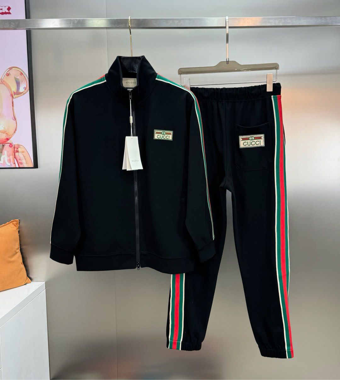 NO:526465,Jacket, pants GUCC* ancient-Qi 25s trendy brand tensile suit!  Super high-quality new sports suit. Men and women's style! Casual sports style. The new classic brand new series cleverly integrates striped webbing into sportswear design, shaping a series of sports style items full of retro style. Showing exquisite style. The imported Gaoke Chongtian silk cotton Tiansi cotton fabric is thick and dense! Straight-padded pants. Super popular sports style! Color black and white. Number of sizes M-3XL (175/145 jin recommended L), gucci, jackets & coats, alexander wang19860909外套,裤 GUCC*古-齐25s潮牌天丝套装！超高品”新款运动套装.男女同款！休闲运动风格.经典大牌新推系列将条纹织带巧妙融入运动装设计,塑就一系列充满复古风情的运动风单品.彰显精致格调.优选进口高克重天丝棉天丝棉面料且手感厚实绵密！直筒垂感裤型.超赞的流行运动风格！颜色黑色.白色.码数M-3XL（175/145斤建议L）,,gucci,jackets & coats,alexander wang,Men's clothing