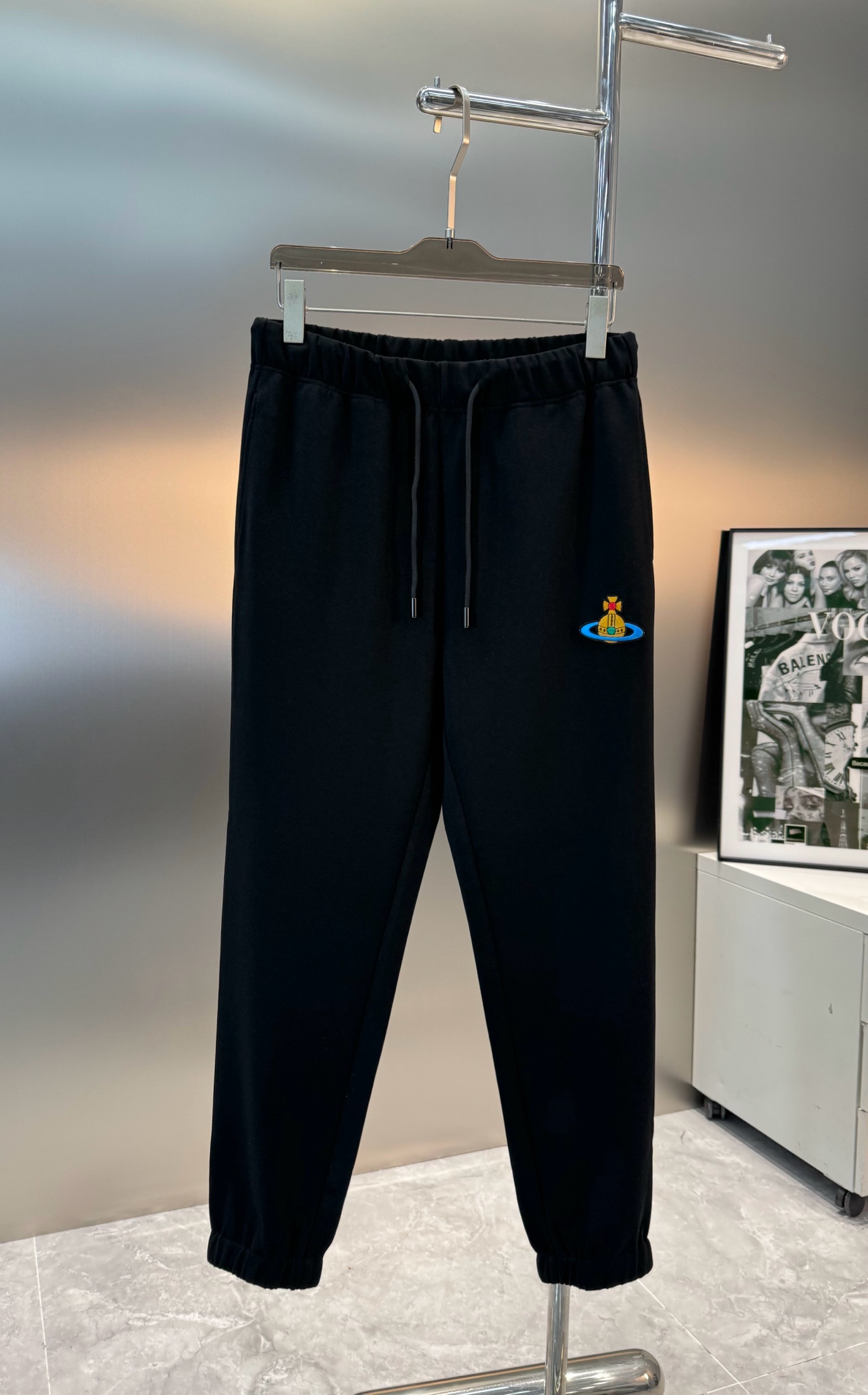 NO:526444,Jacket, Pants Vivienne Westwood Queen Mother 2025s new casual Tennis Set!  Can be purchased separately. Counter synchronization!  The details are exquisite and high-end, and the brand logo is full of high-end feeling. The exquisite embroidery and fashion trend are on the chest and under the pockets of the pants. The large-scale brand design on the back of the top!  The colours are rich. The trouser legs are more youthful and energetic. The back of the top is customized with high-end 100% silk fabric. The upper body is crisp and stylish, comfortable and not tight. The customized original metal logo zipper is very classy and clean and neat. The top is slightly loose and comfortable. It is full of urban style, and it is good to wear it. It is the first choice for high-end fashion and fashionable people. The upper body effect is super good!  Color black. White. Number of code M-3XL (/145 jin recommended L), Jackets & coats, alexander wang19860909外套,裤 Vivienne Westwood西太后 2025s新款休闲天丝套装！可分开购买.专柜同步！细节精致高级,品牌logo图形高级感满满.衣身胸口及裤子兜口下方精致绣花时尚潮流.上衣后背大面积品牌花型设计！色彩丰富.裤脚收口设计更显年轻活力,上衣后背定制高端百分百天丝面料,上身挺括有型,舒适不紧绷.定制原版金属logo拉链非常有档次,干净利落的剪裁.上衣微宽松舒适满满.都市风十足,穿上心情就好,高端潮流时尚人士首选,上身效果超级好看！颜色黑色.白色.码数M-3XL（/145斤建议L）,,jackets & coats,alexander wang,Men's clothing