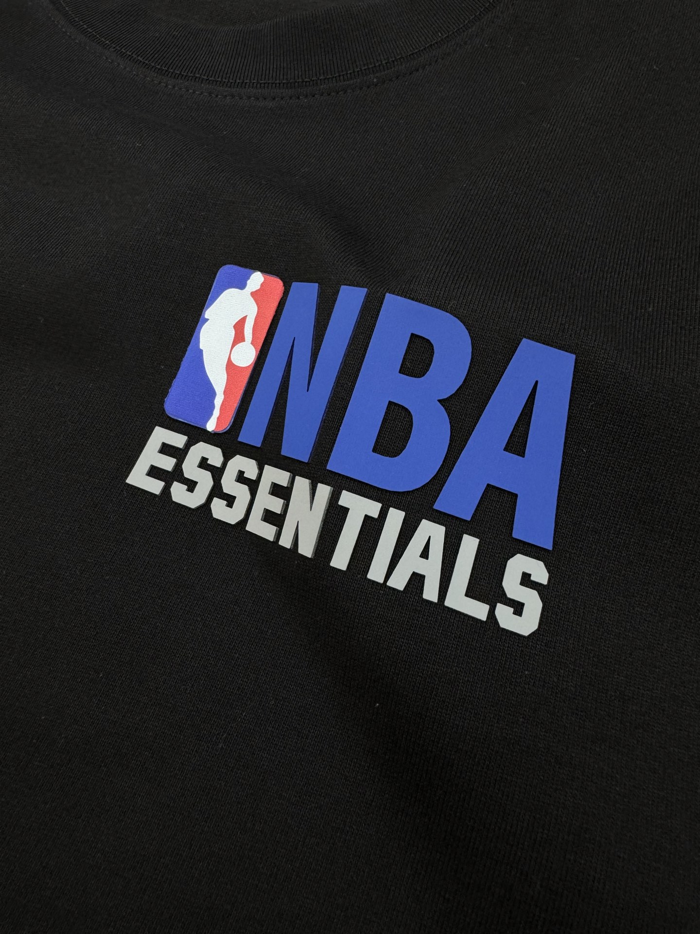 
⚜️ ESSENTIAL*联名NBA潮牌T恤.25s新款推荐！男女同款～极简风街头美学创造经典！重磅来