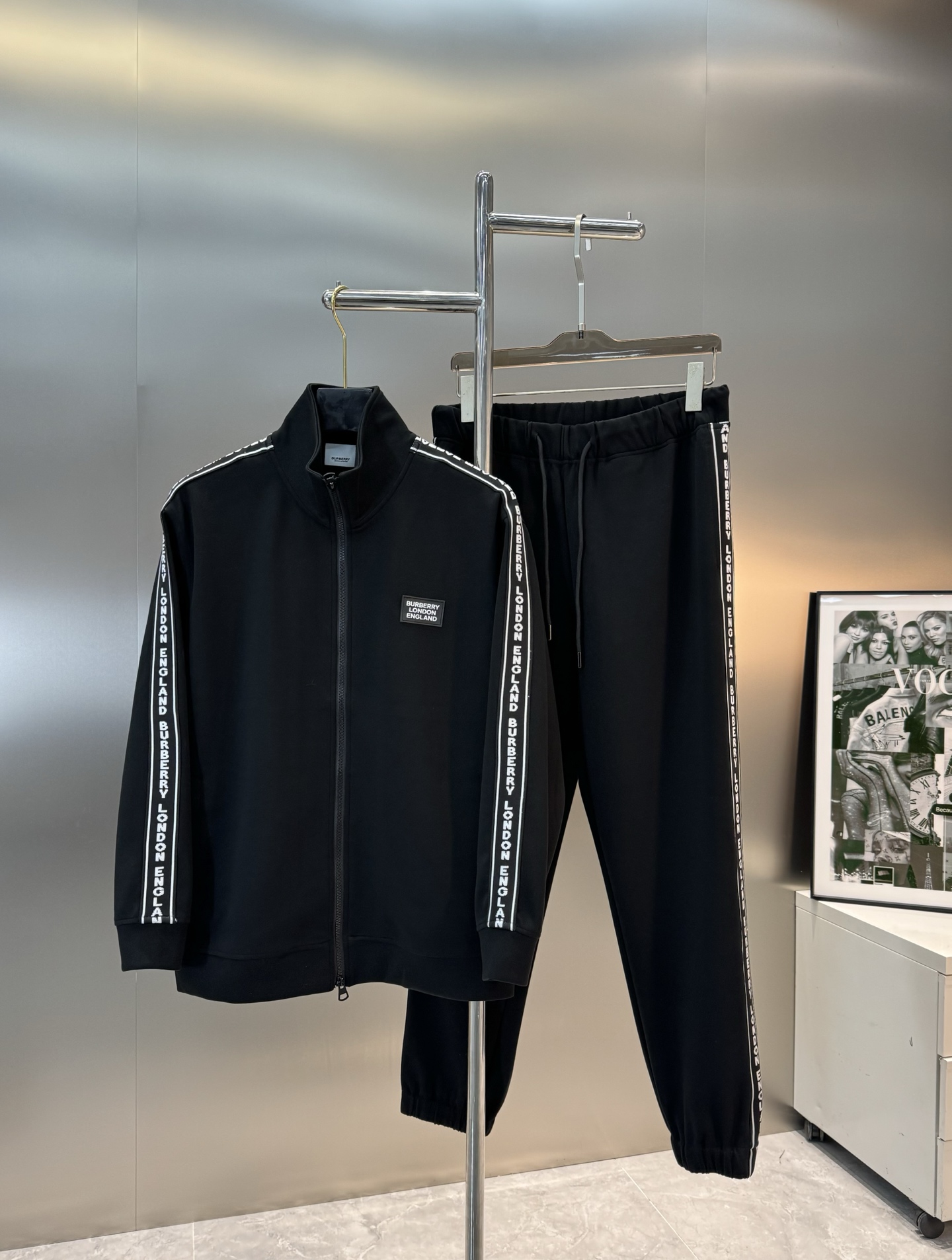 NO:522851,Jacket, pants BBR*Babao-Li 2025s new Tensel casual pants. Can be matched with suit!  Black, white and gray matching new design concept. The new season of autumn and winter push sports suits. Selected top zipper styles and matching. Pants straight-leg pants. Customized webbing is clean and neat!  Side-facing webbing design!  High-end fashion ~ The brand letters are matched with silicone on the chest and back pockets. Original hardware is high-end inlay. The design is fashionable and stylish, customized Tiansi cotton fabric, which can be anti-static and comfortable and smooth. The style is superb, crisp and stylish. It is a versatile street sports item. The upper body is low-key without losing its luxury, full of energy!  Color black, white, gray, code number M-3XL (/145 jin recommended L), burberry, jackets & coats, alexander wang19860909外套,裤 BBR*巴宝-莉2025s新品天丝休闲裤.可搭配套装！黑白灰搭配全新设计理念.秋冬季节新一季力推运动套装.精选上衣拉链款式搭配.裤子直筒裤型.订制织带干净利落！侧身织带设计！高级时尚～品牌字母胸口及后口袋硅胶搭配.原版五金高档镶嵌.设计时尚有型,定制天丝棉面料,可防静电手感舒适顺滑 ,版型超赞,挺括有型 ,街头运动百搭单品,上身低调而不失奢华,精气神十足！颜色黑色.白色.灰色.码数M-3XL（/145斤建议L）,,burberry,jackets & coats,alexander wang,Men's clothing
