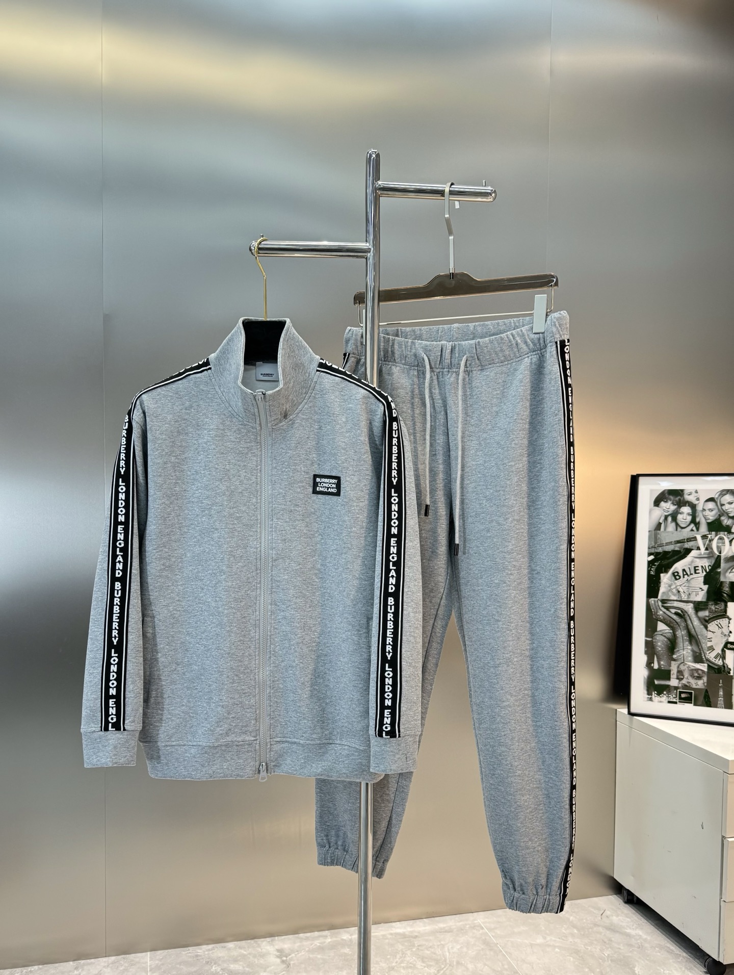 
⚜️BBR*巴宝-莉2025s新品天丝拉锁款外套！可搭配套装！黑白灰搭配全新设计理念.秋冬季节新一季力
