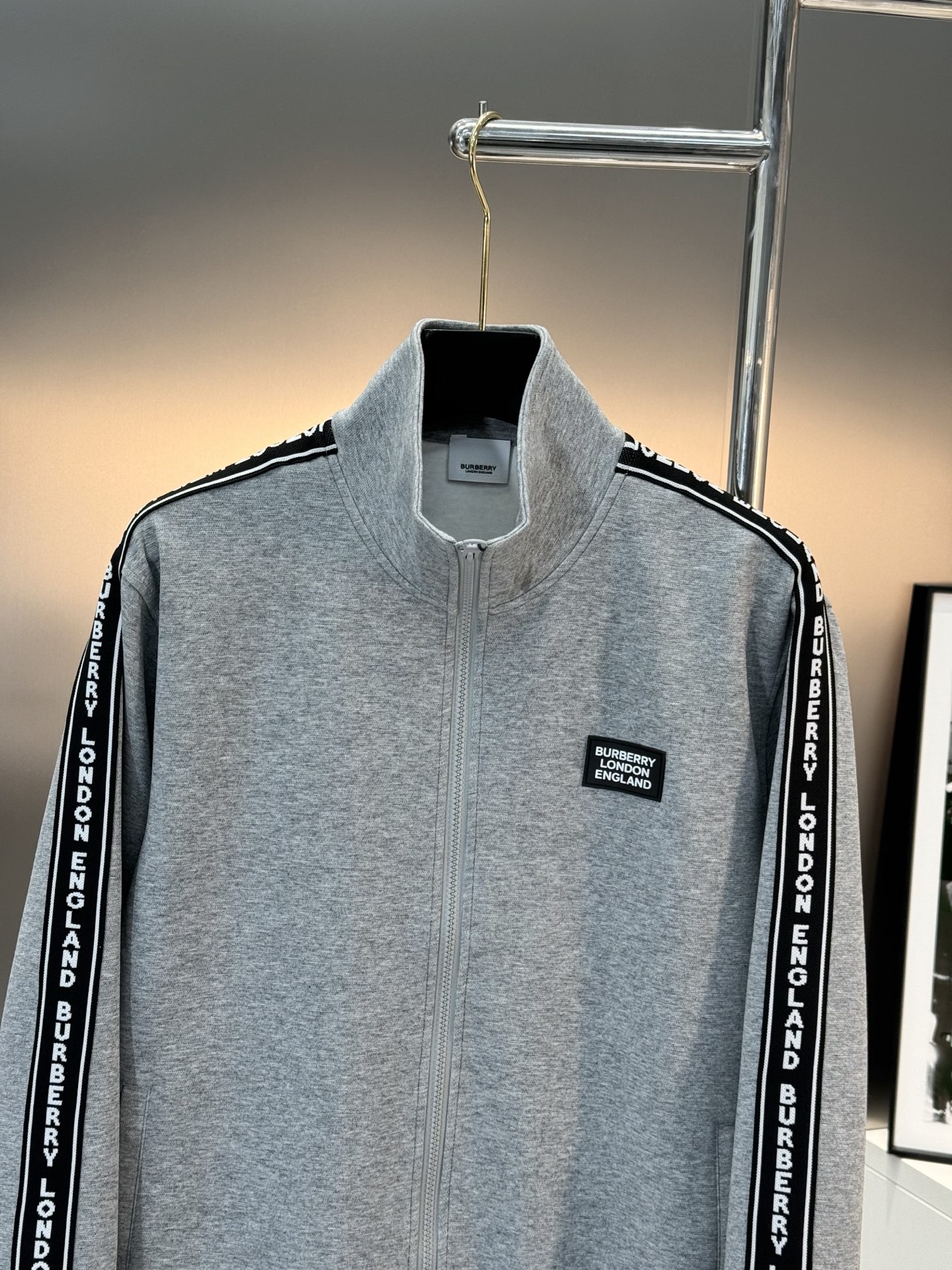 
⚜️BBR*巴宝-莉2025s新品天丝拉锁款外套！可搭配套装！黑白灰搭配全新设计理念.秋冬季节新一季力
