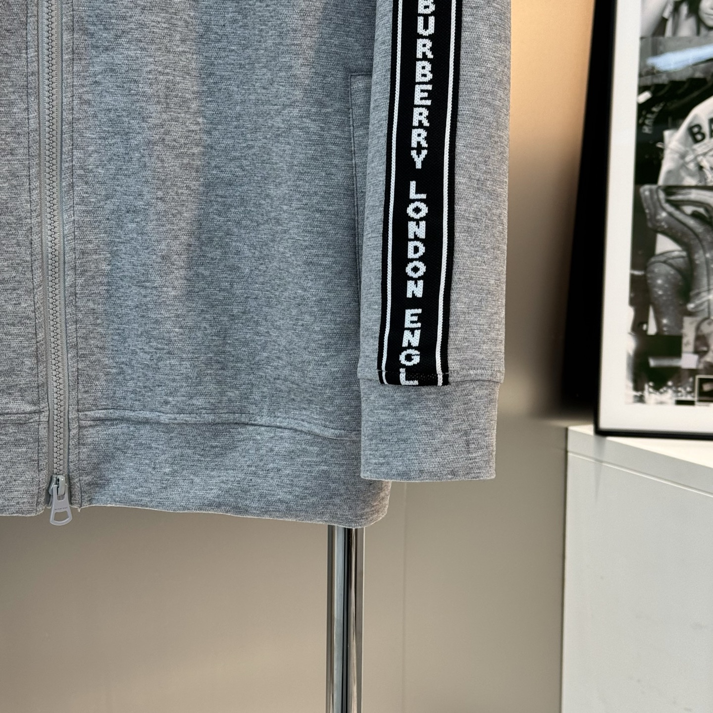 
⚜️BBR*巴宝-莉2025s新品天丝拉锁款外套！可搭配套装！黑白灰搭配全新设计理念.秋冬季节新一季力