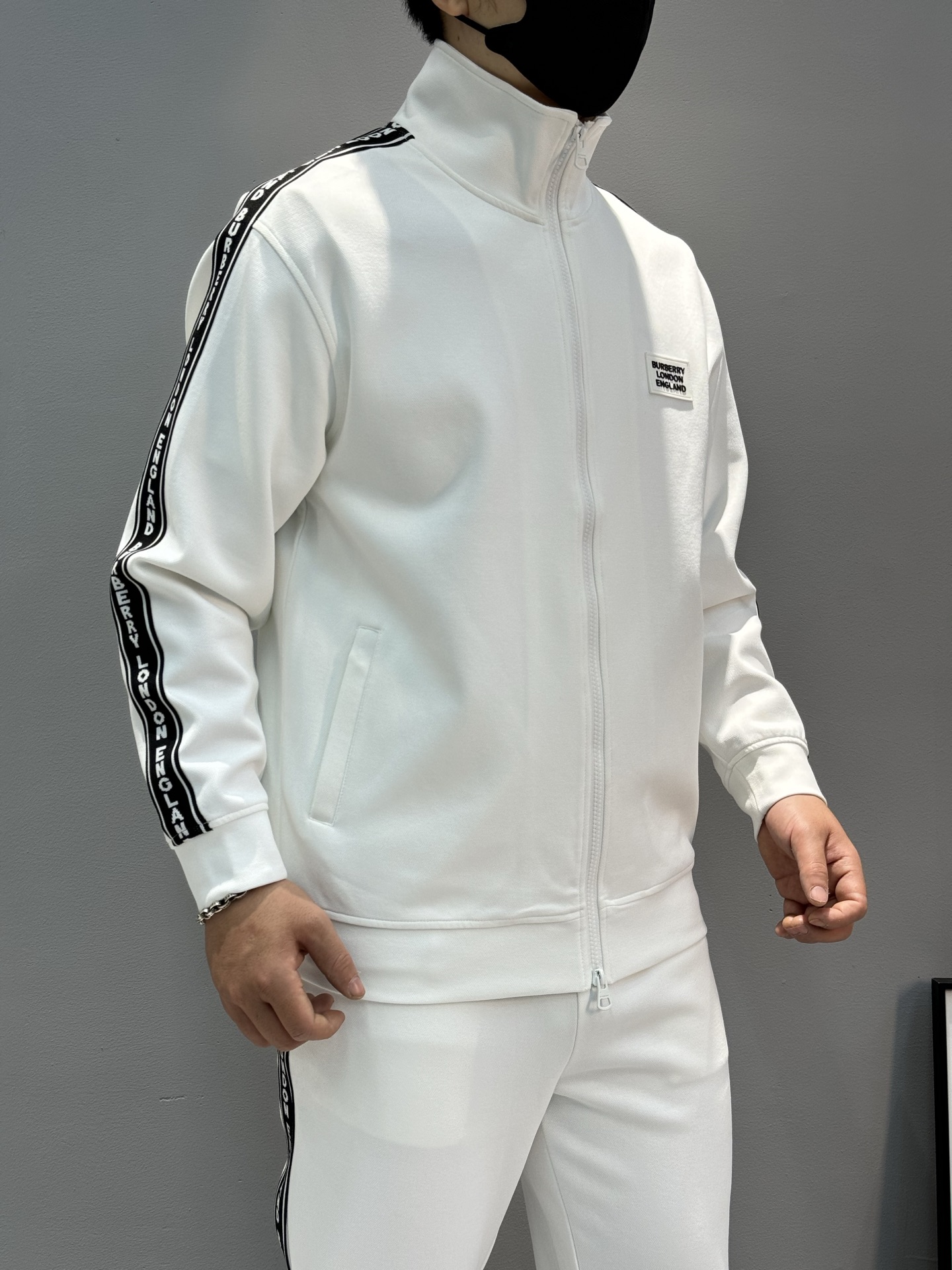 
⚜️BBR*巴宝-莉2025s新品天丝拉锁款外套！可搭配套装！黑白灰搭配全新设计理念.秋冬季节新一季力