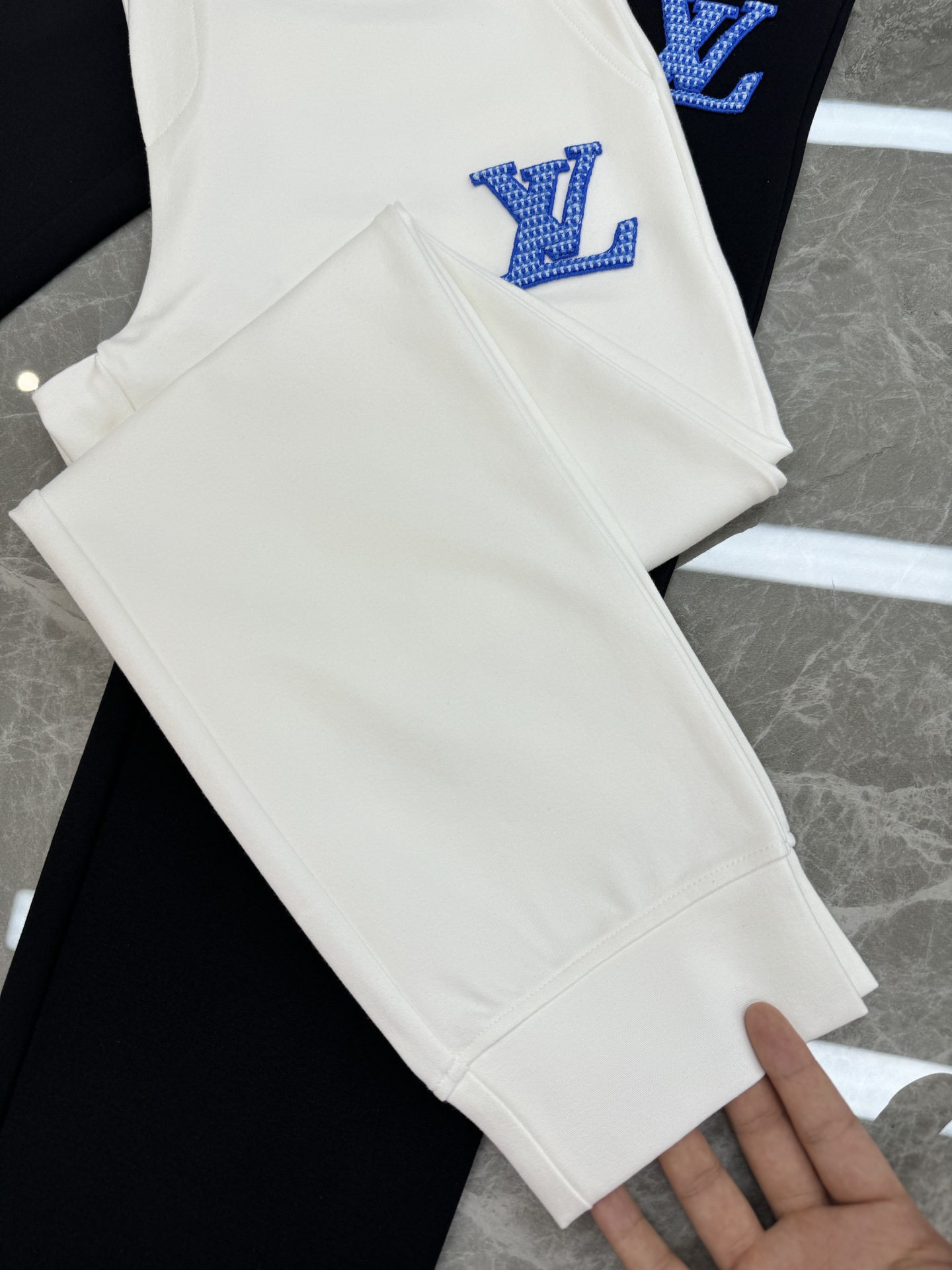 
⚜️驴牌*25s春款男士休闲卫裤.一款专为秋季打造的休闲裤装，客供针织纯棉，优选定制锦棉面料.属于金属